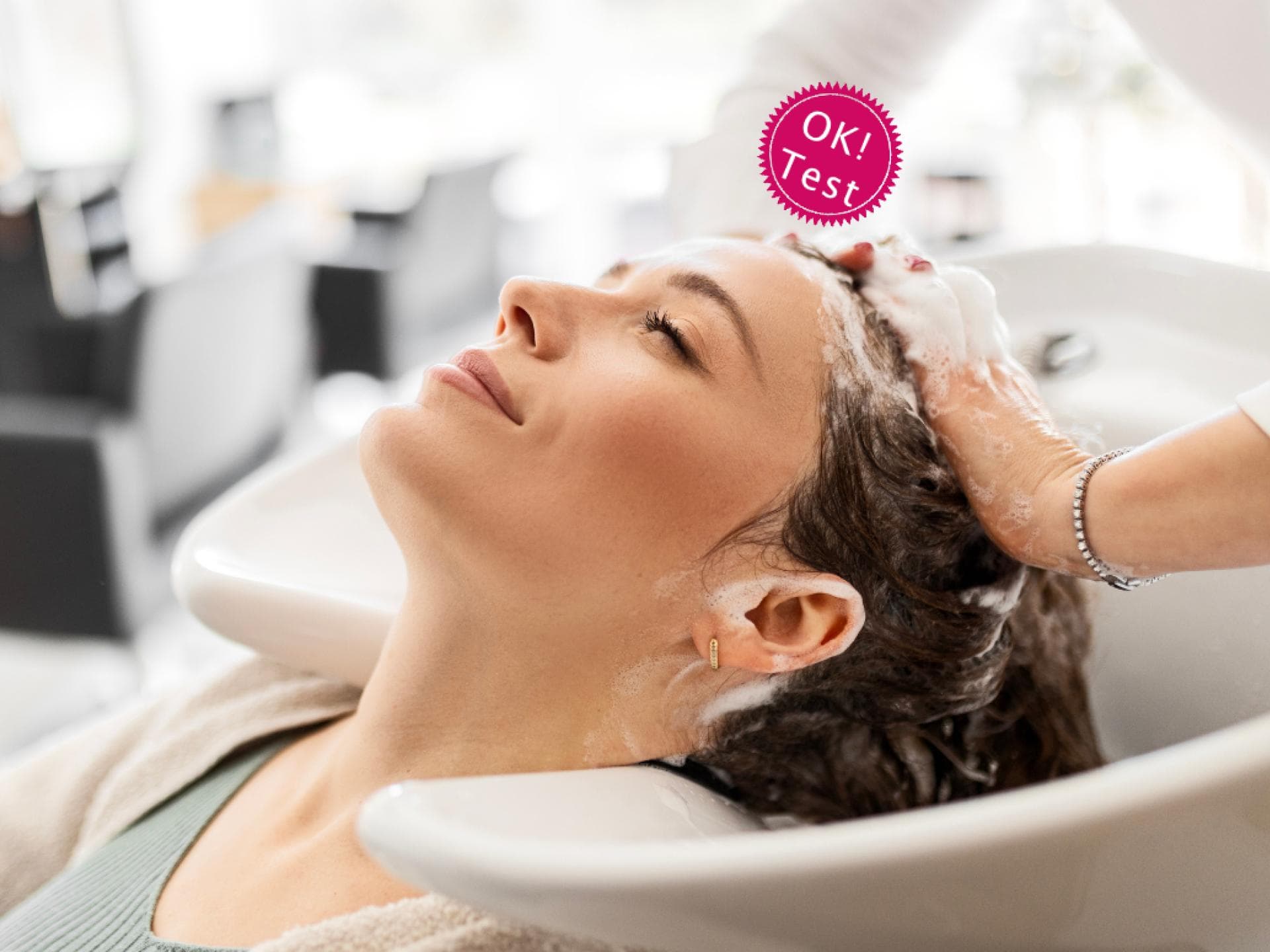 Aveda Nutriplenish Treatment Frau bekommt Haare gewaschen