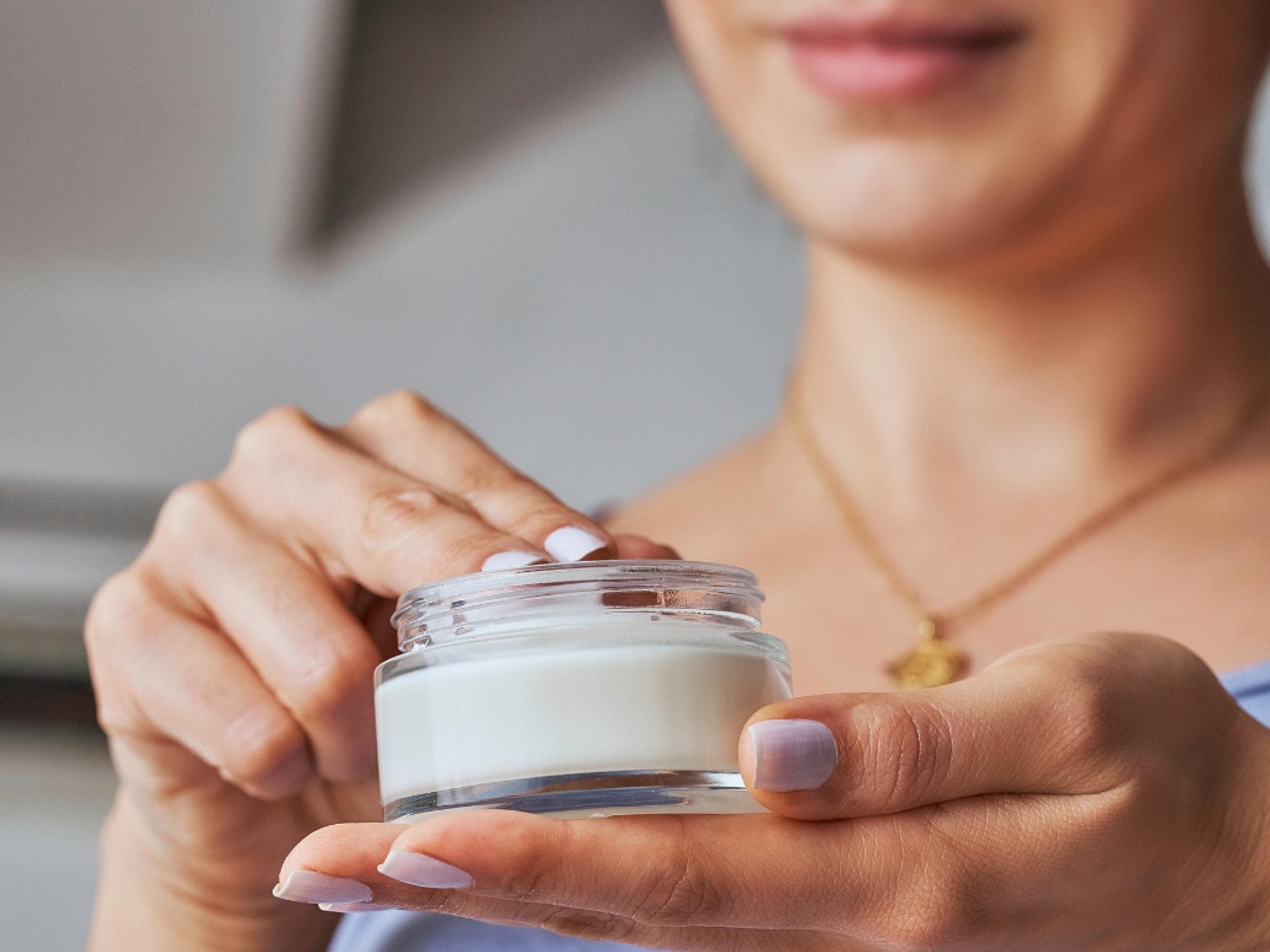 Hyaluron-Creme mit 4-fachem Anti-Aging-Effekt Frau mit Creme-Tiegel