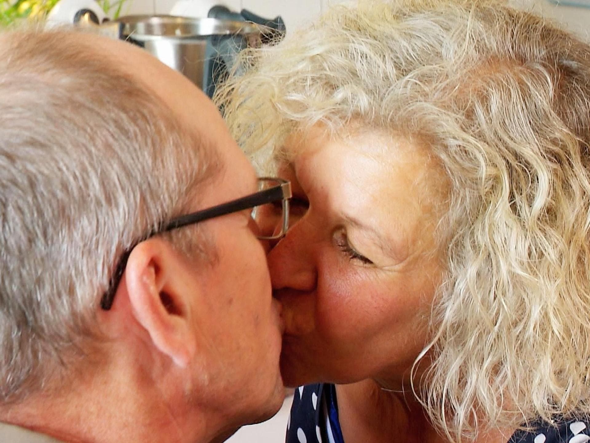 "Bauer sucht Frau" 2024, Folge 5: Jenny und Sweer küssen sich