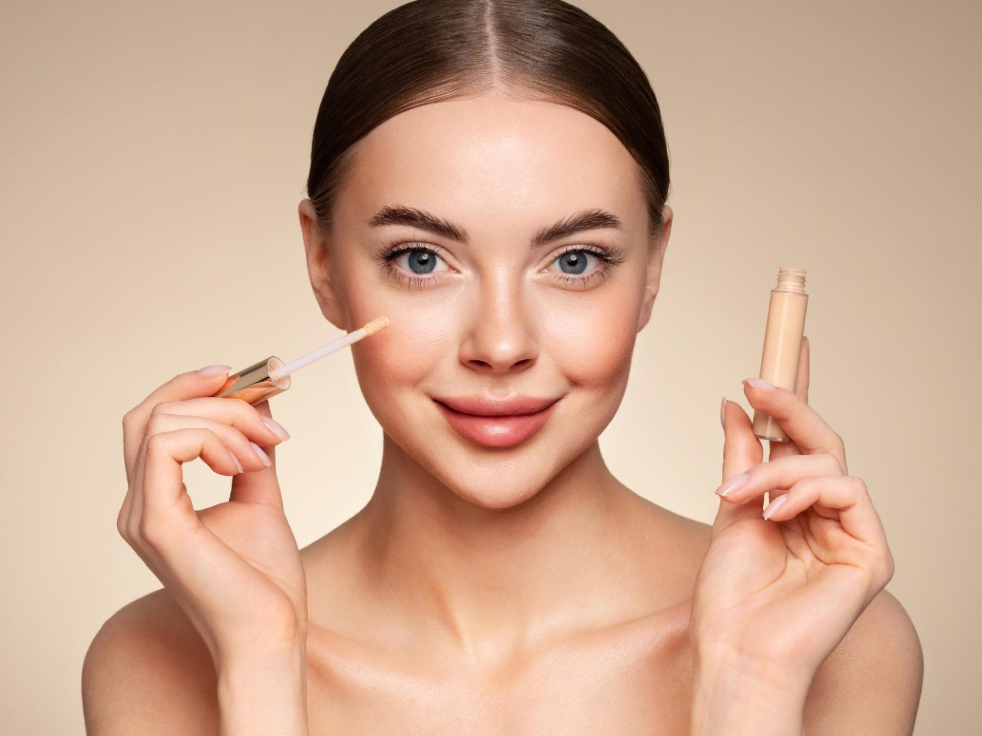 beste Concealer laut Öko-Test Frau trägt Concealer auf