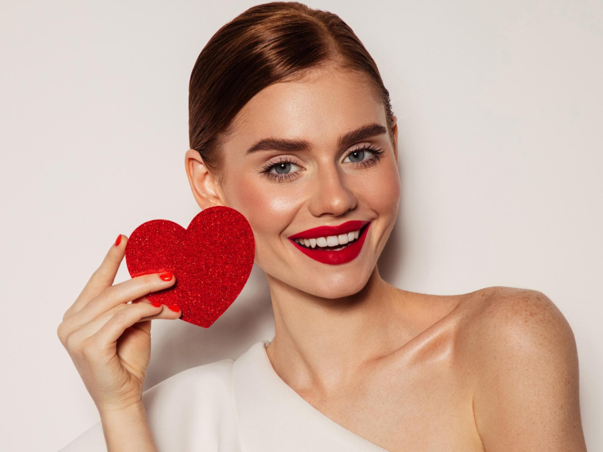 Liquid Blush Top 3 Frau mit Herz an Wangen