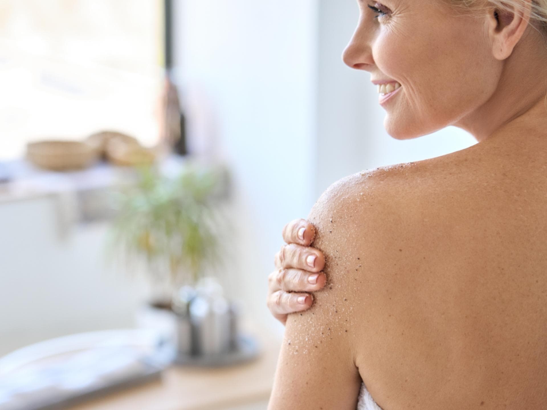 Peeling Frau macht Peeling