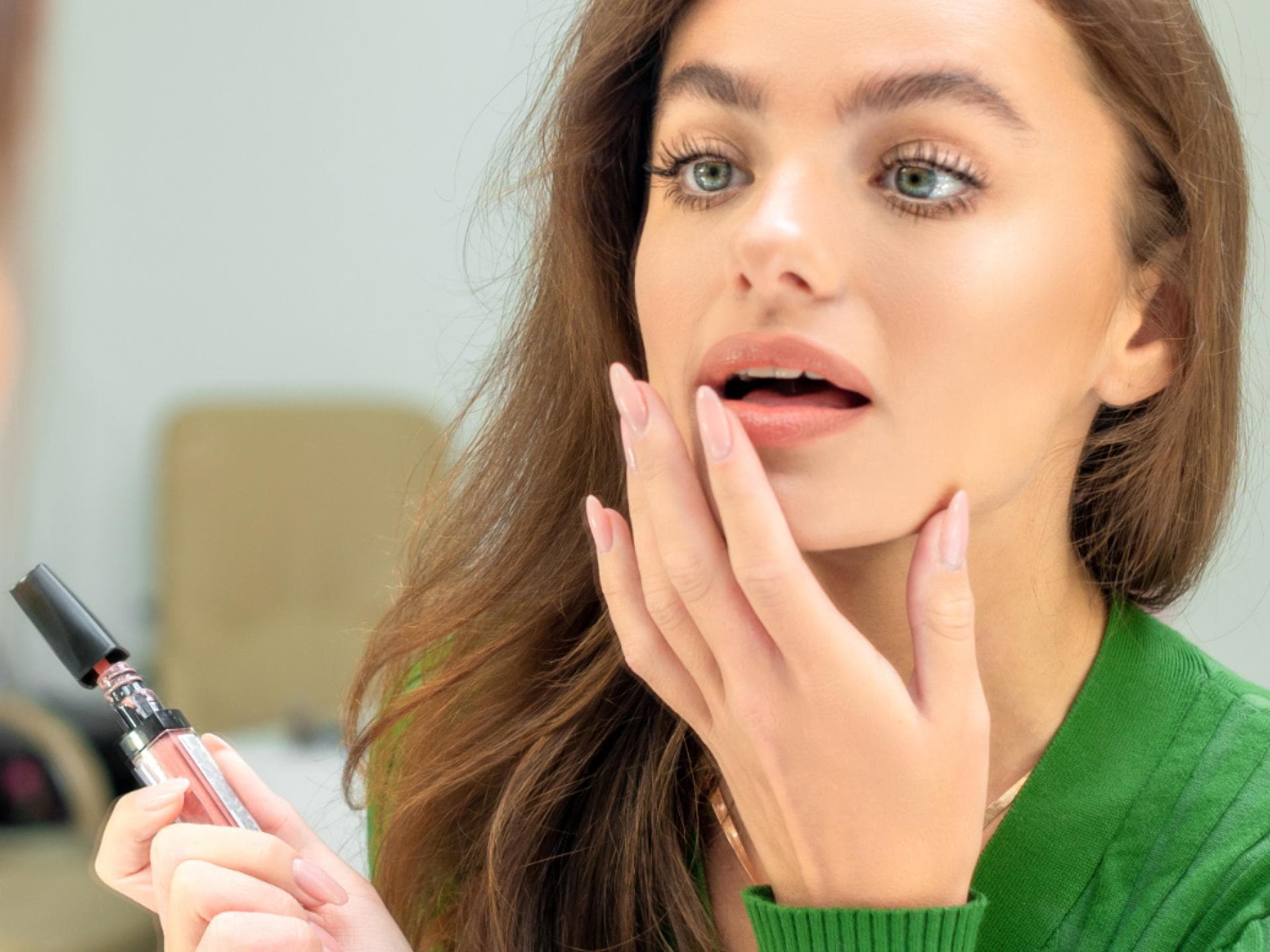 Make-up-Must-haves Frau schminkt sich vor Spiegel