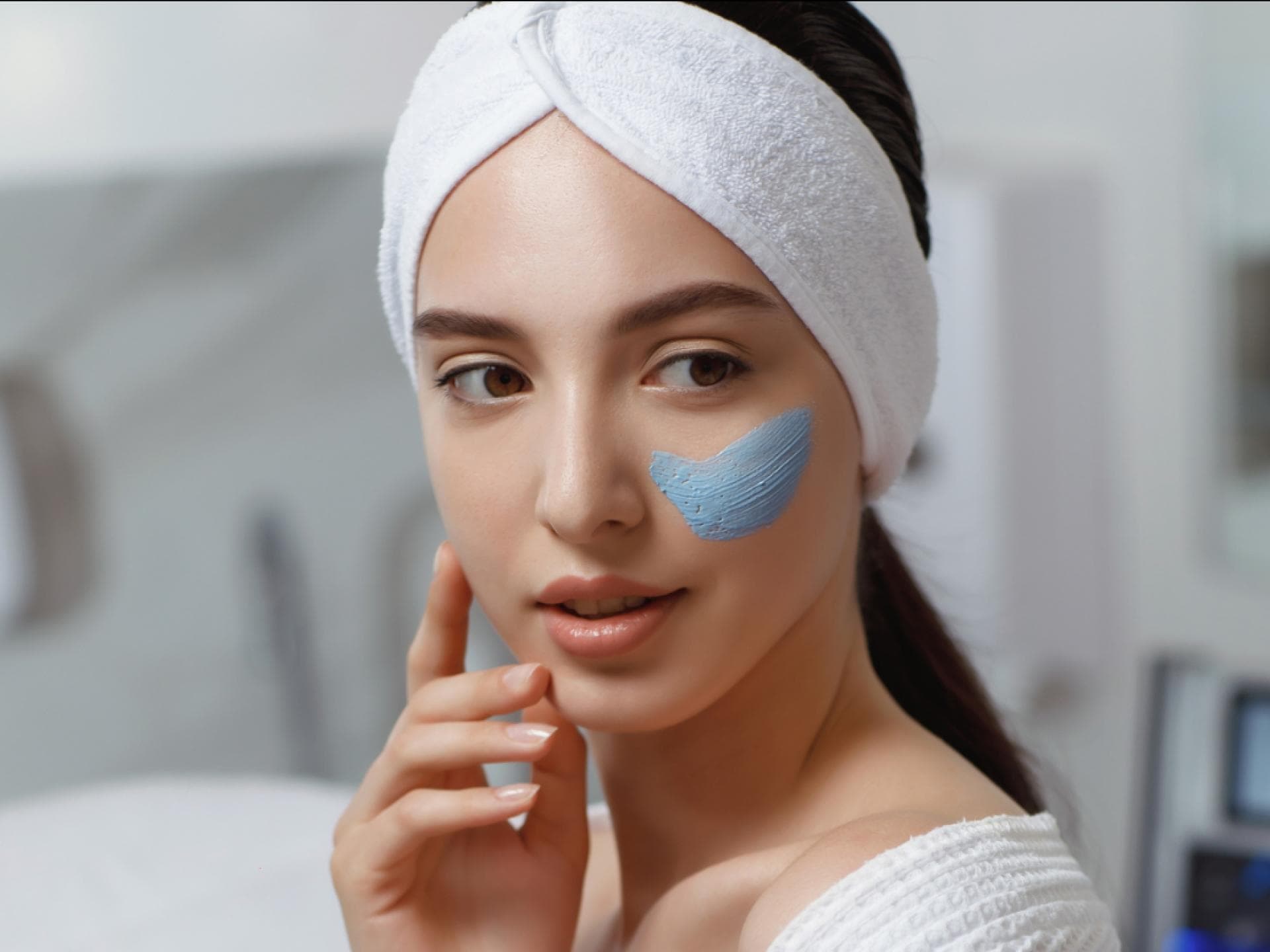 Anti-Aging-Maske Frau blaue Maske unter Augen