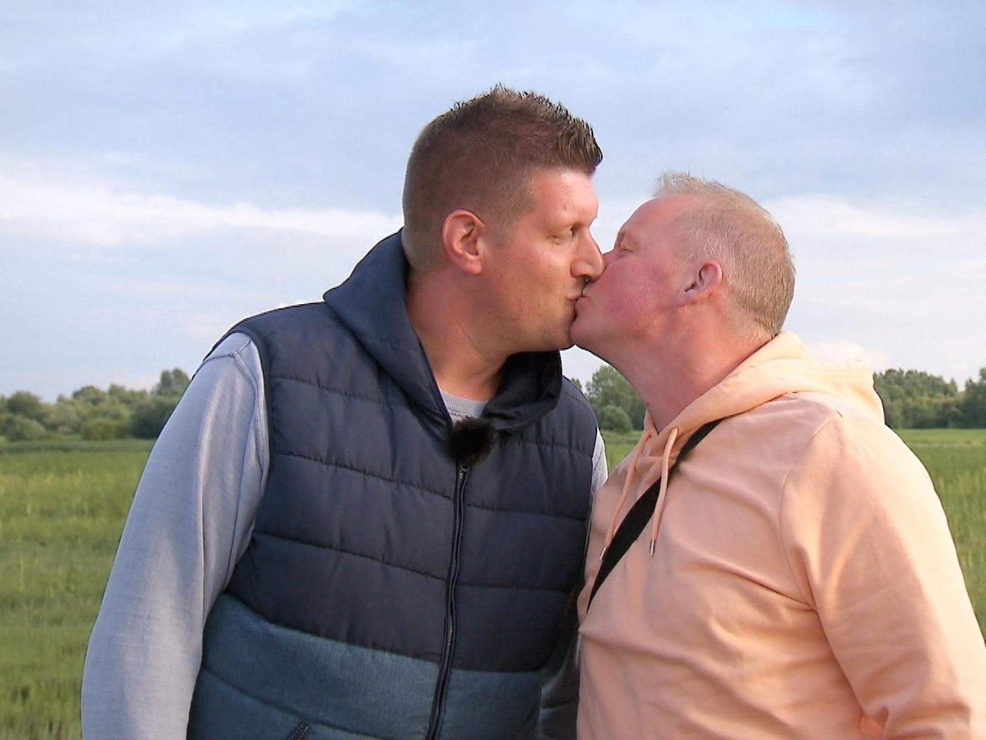 "Bauer sucht Frau" 2024: Heino und Markus küssen sich 