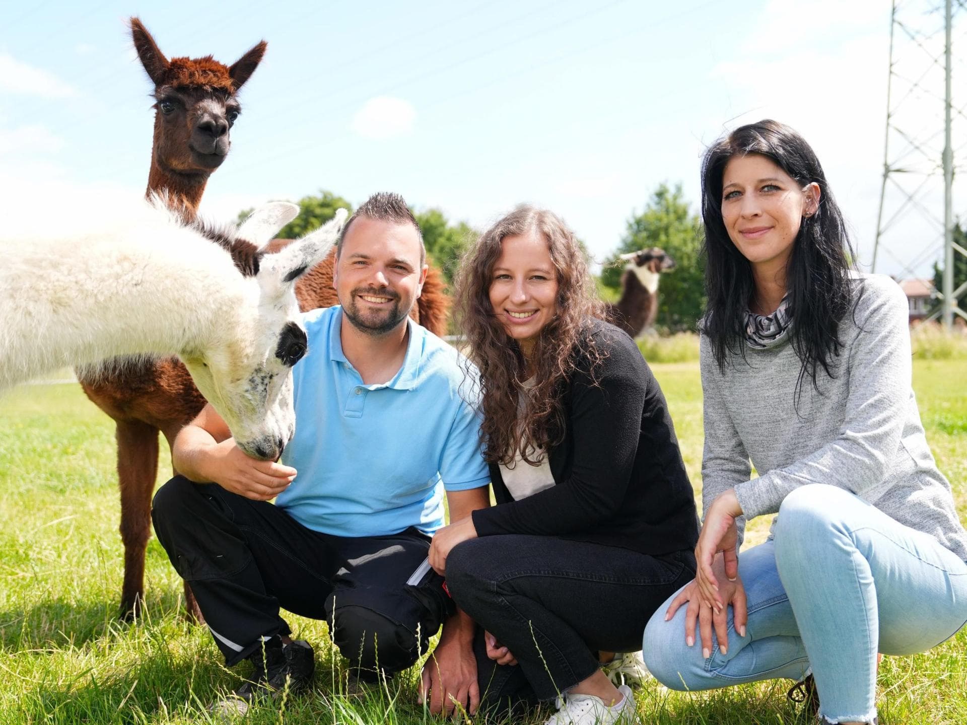 "Bauer sucht Frau" 2024: Kamelzüchter Marvin mit seinen Hofdamen Sabrina und Eva