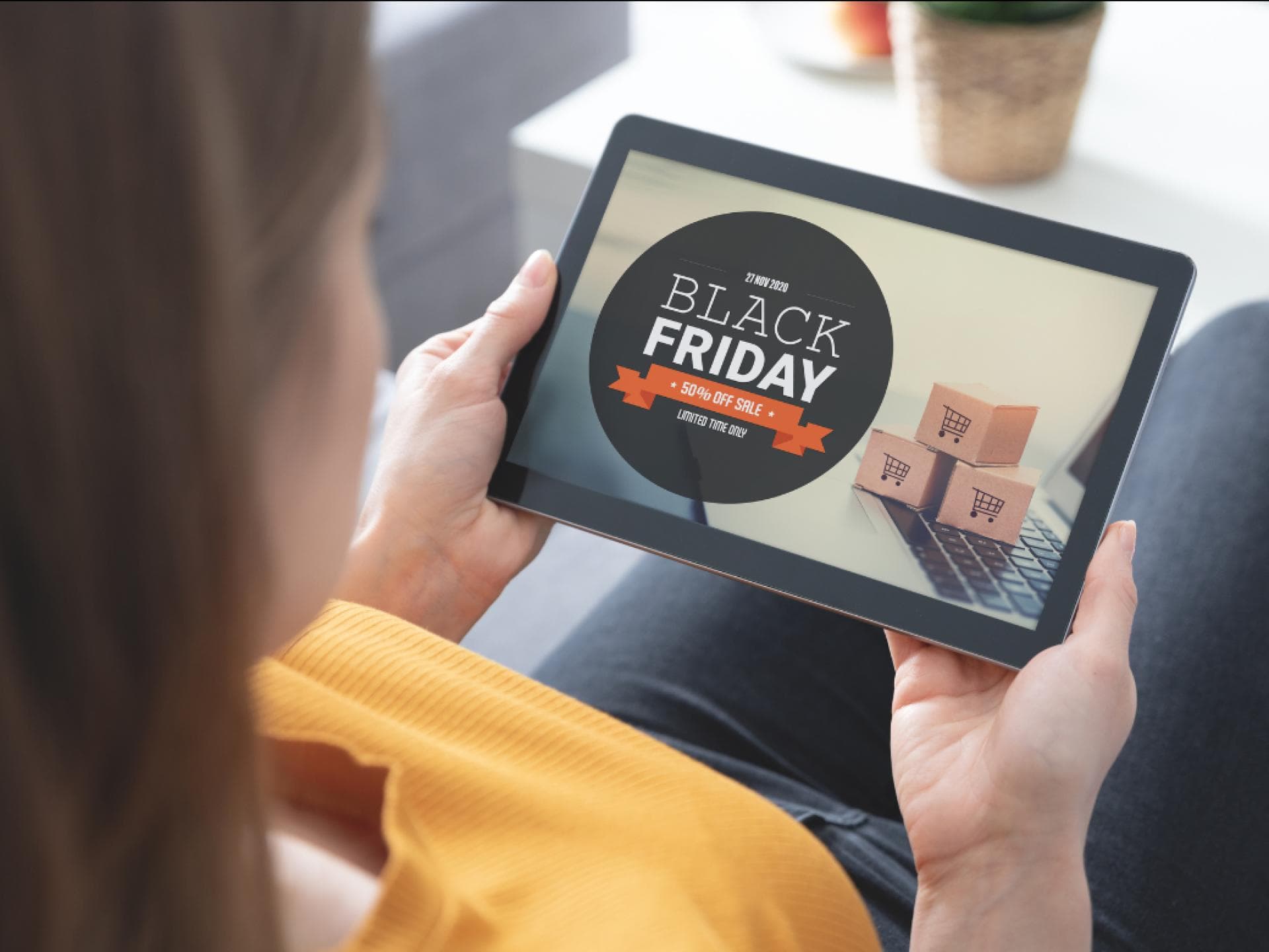 Black Friday Deals unter 20 Euro Frau Tablet mit Black Friday