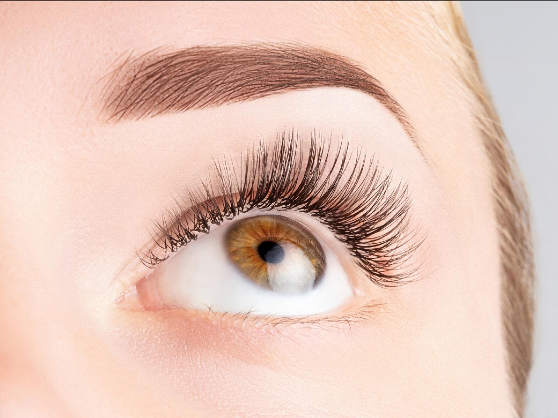 lange wimpern ohne mascara Frau schaut nach oben lange Wimpern