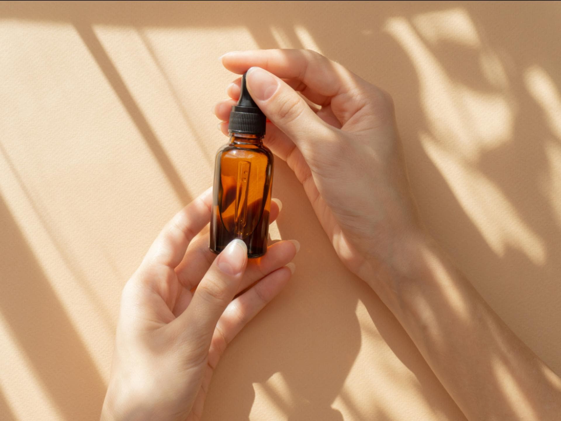 Serum für empfindliche Haut Frau mit Serum in der Hand