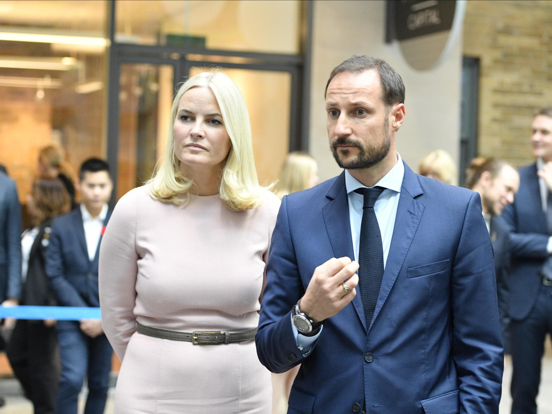 Prinz Haakon und Mette-Marit von Norwegen ernst