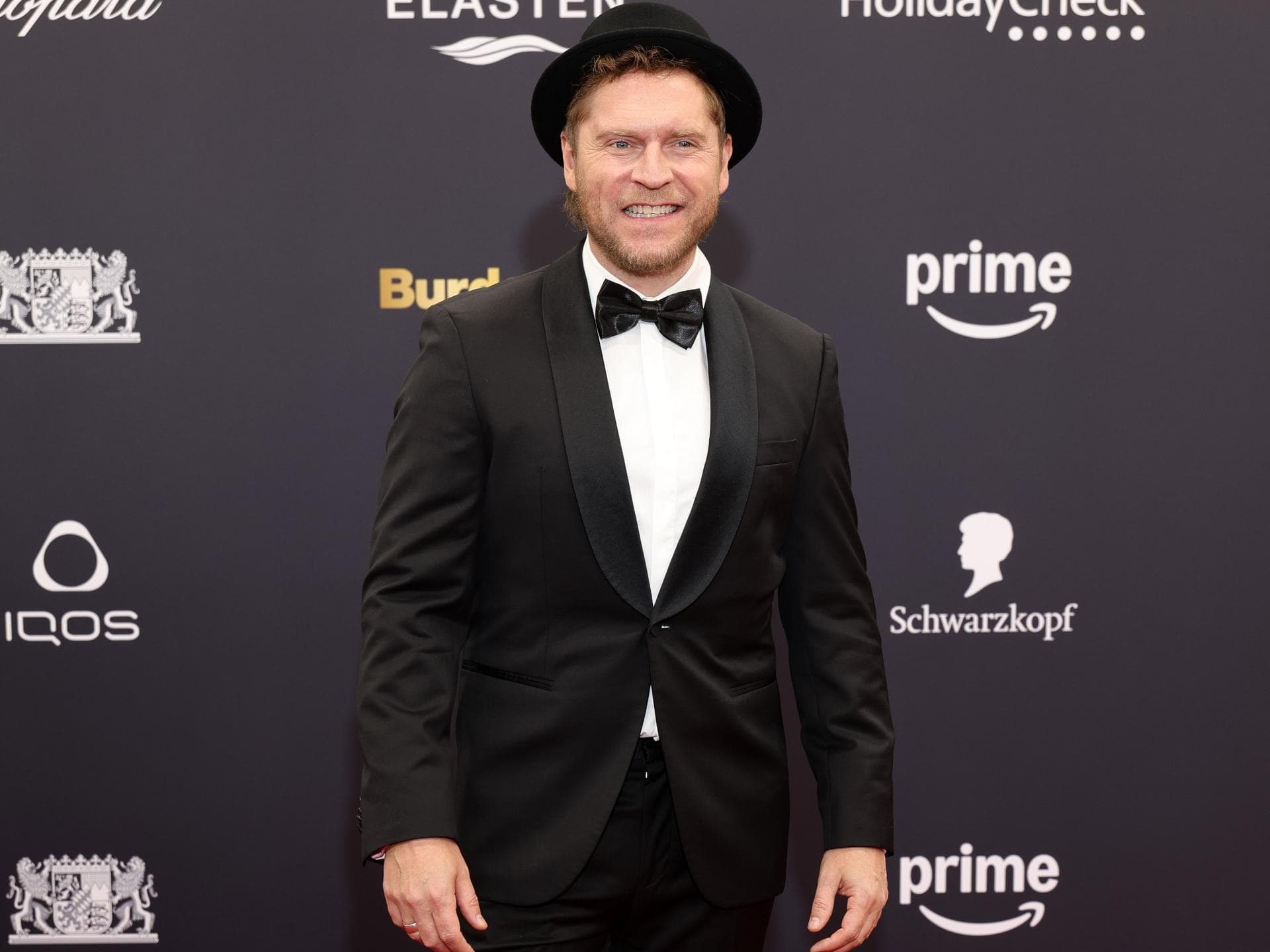 Johannes Oerding mit Hut beim Bambi 2024
