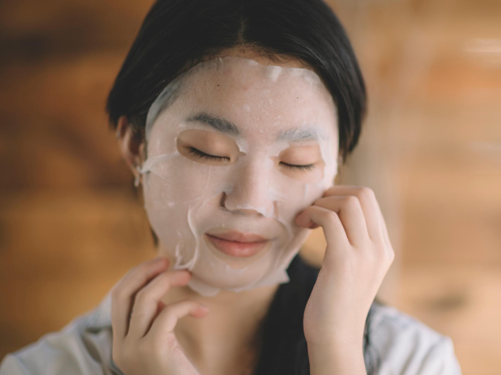 Tuchmasken für Glass Skin Asiatin mit Tuchmaske