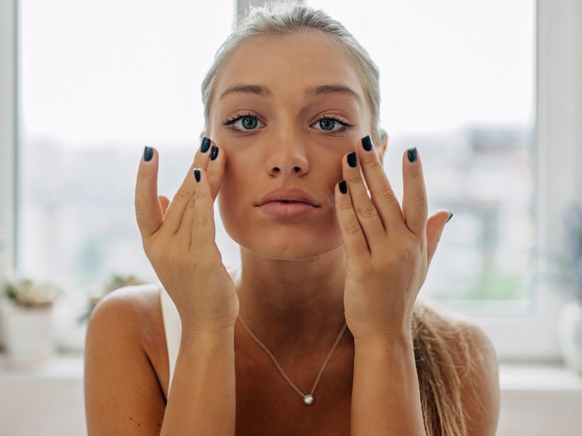 Anti-Aging mit Vitamin A Frau cremt sich ein