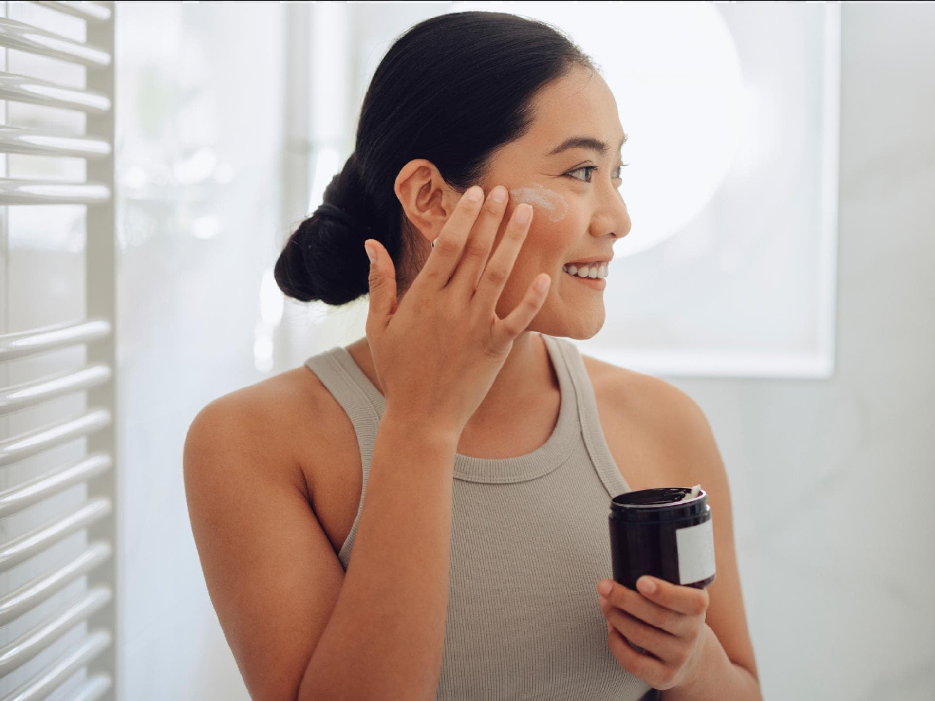 Anti-Aging-Creme mit 3-fach Hyaluron Frau cremt sich ein