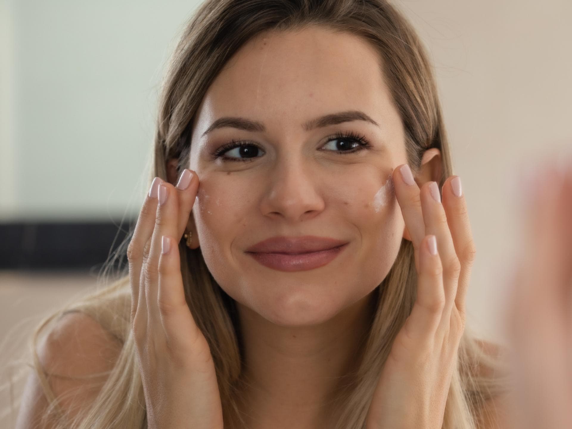 Augencreme Luxus Frau benutzt Augencreme