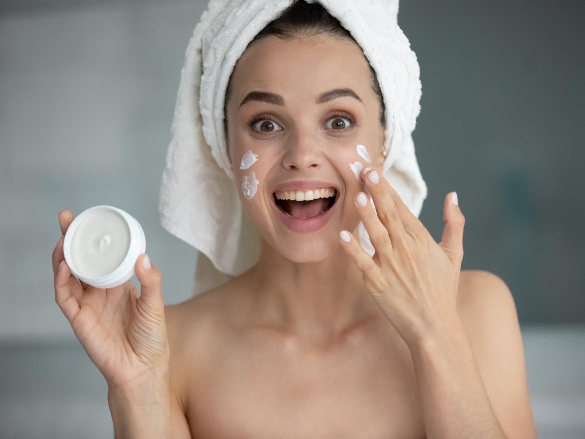 Beste Anti-Aging-Creme 2024 Frau freut sich mit Creme
