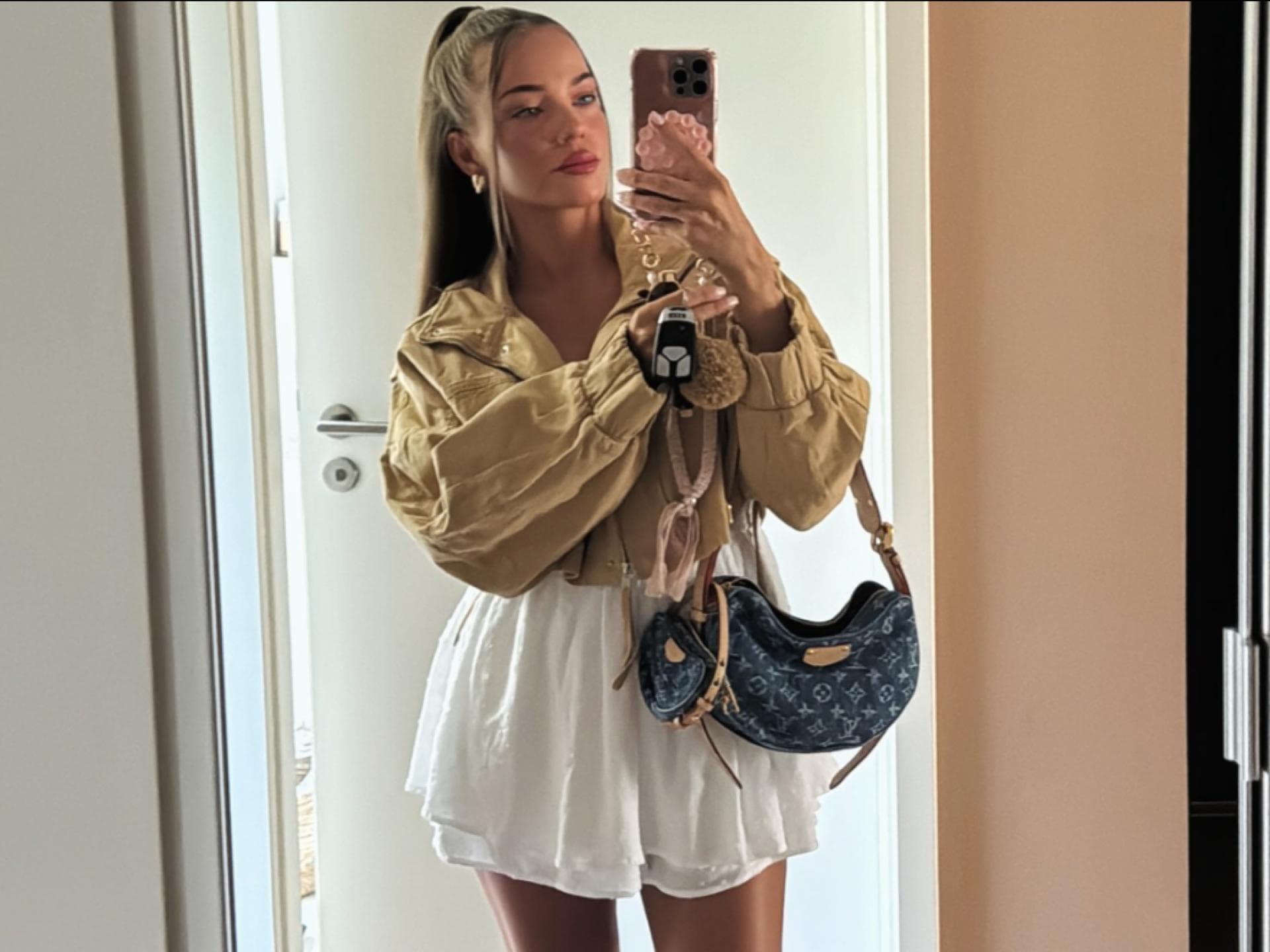 Laura Maria Rypa Haarpflege Laura Maria Rypa macht Selfie vor Spiegel