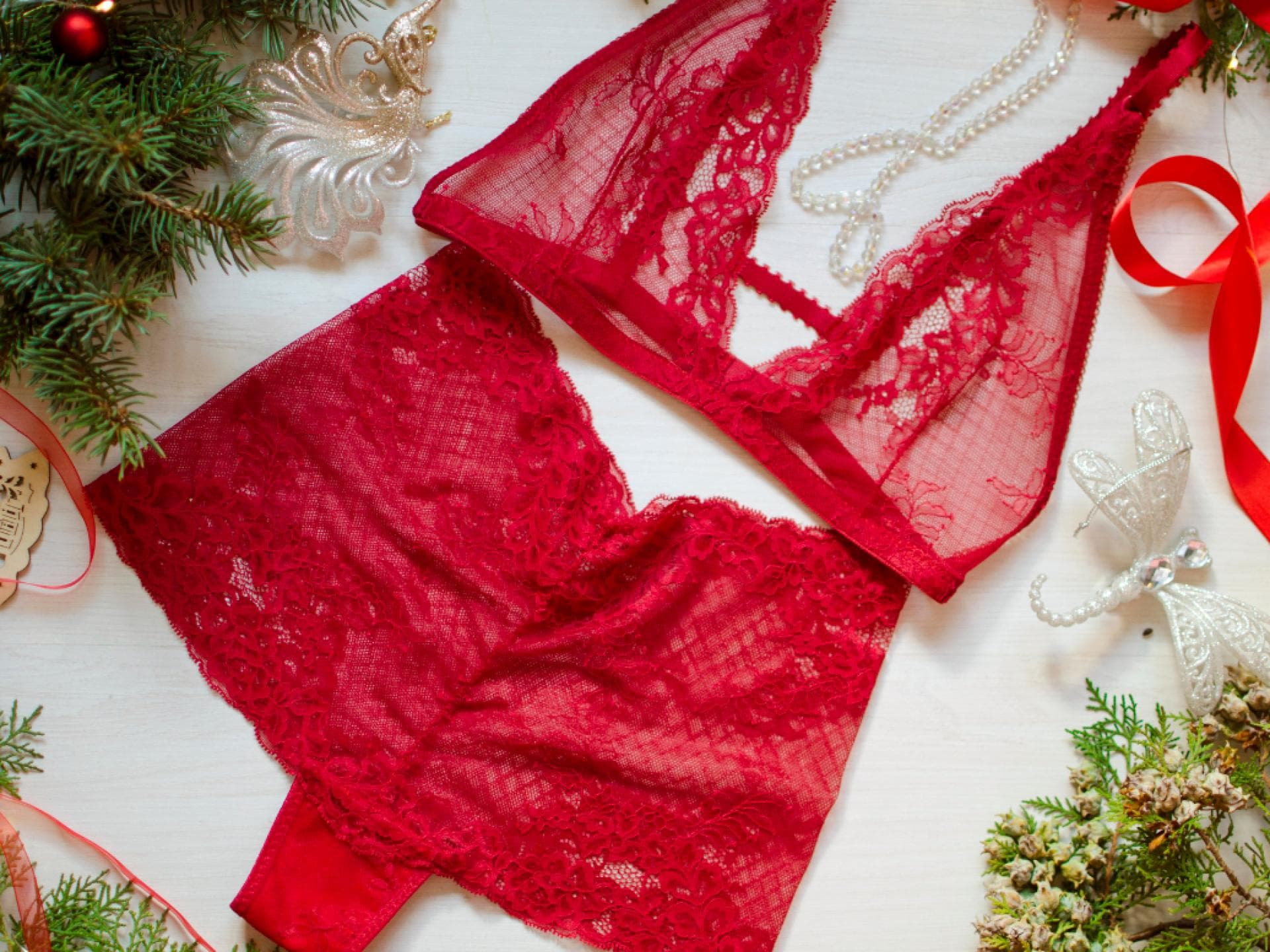 Rote Dessous Silvester Rote Dessous mit Schmuck