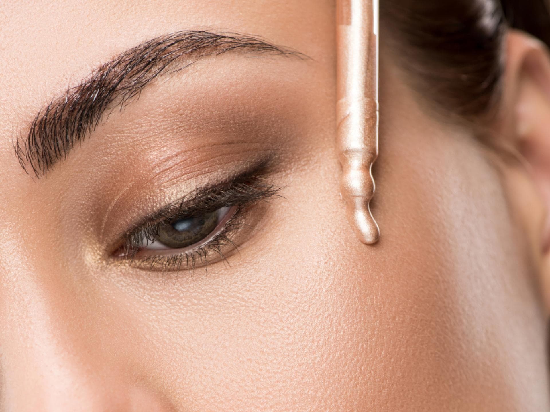 Bronzer flüssig Frau trägt flüssigen Bronzer auf