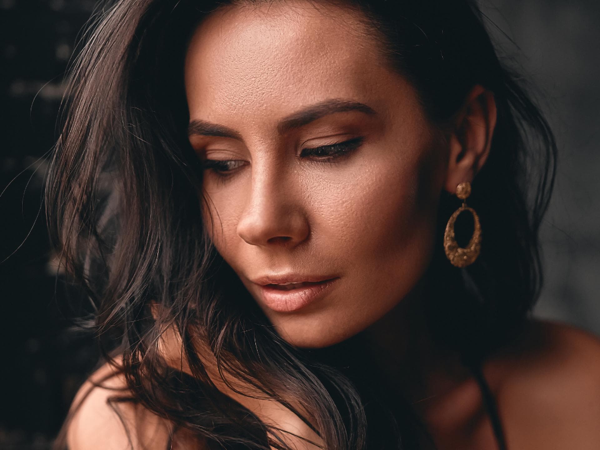bronzing drops drogerie Frau mit gebräunter haut