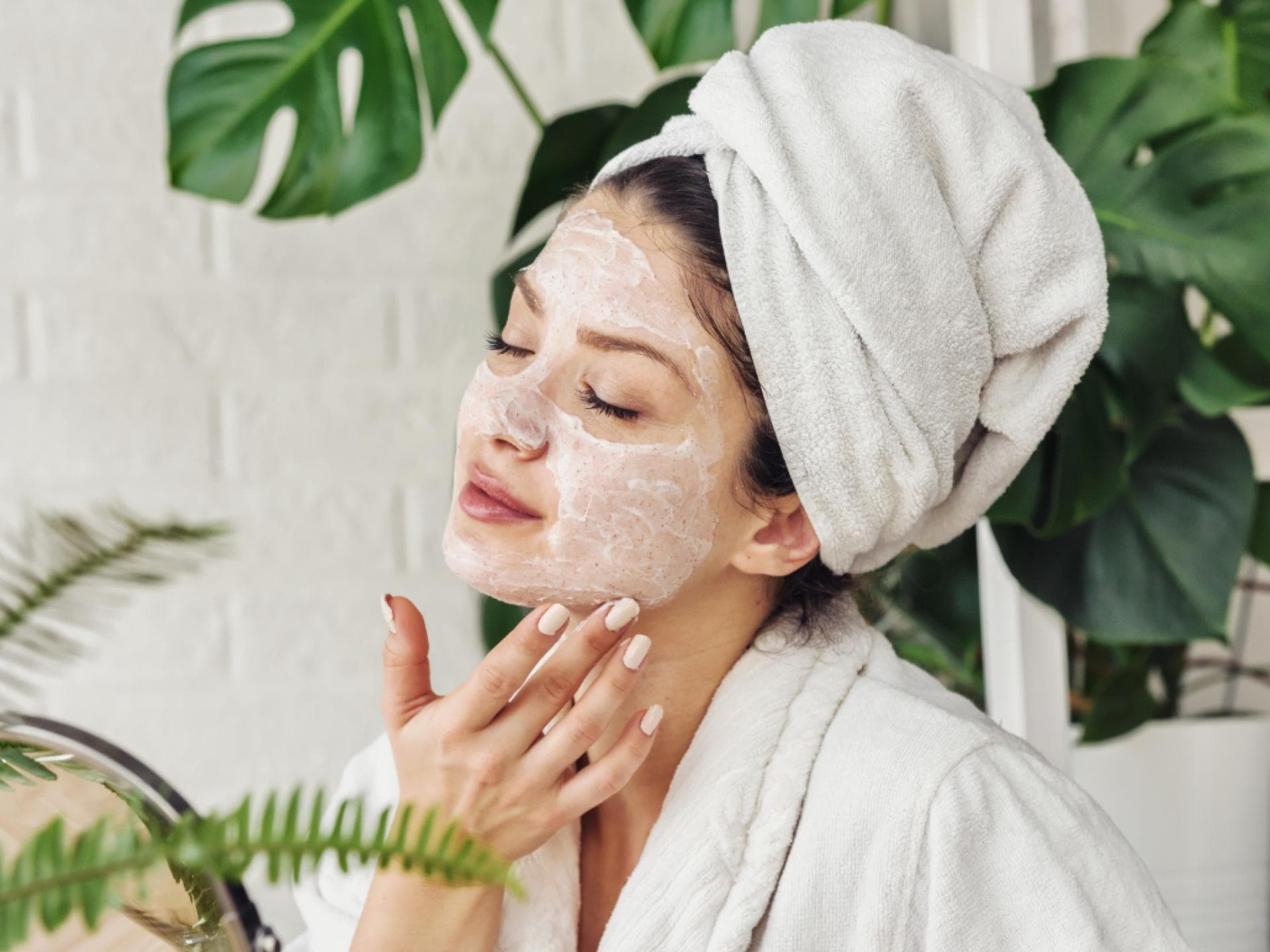 Anti-Aging-Maske wie Botox Frau mit Gesichtsmaske