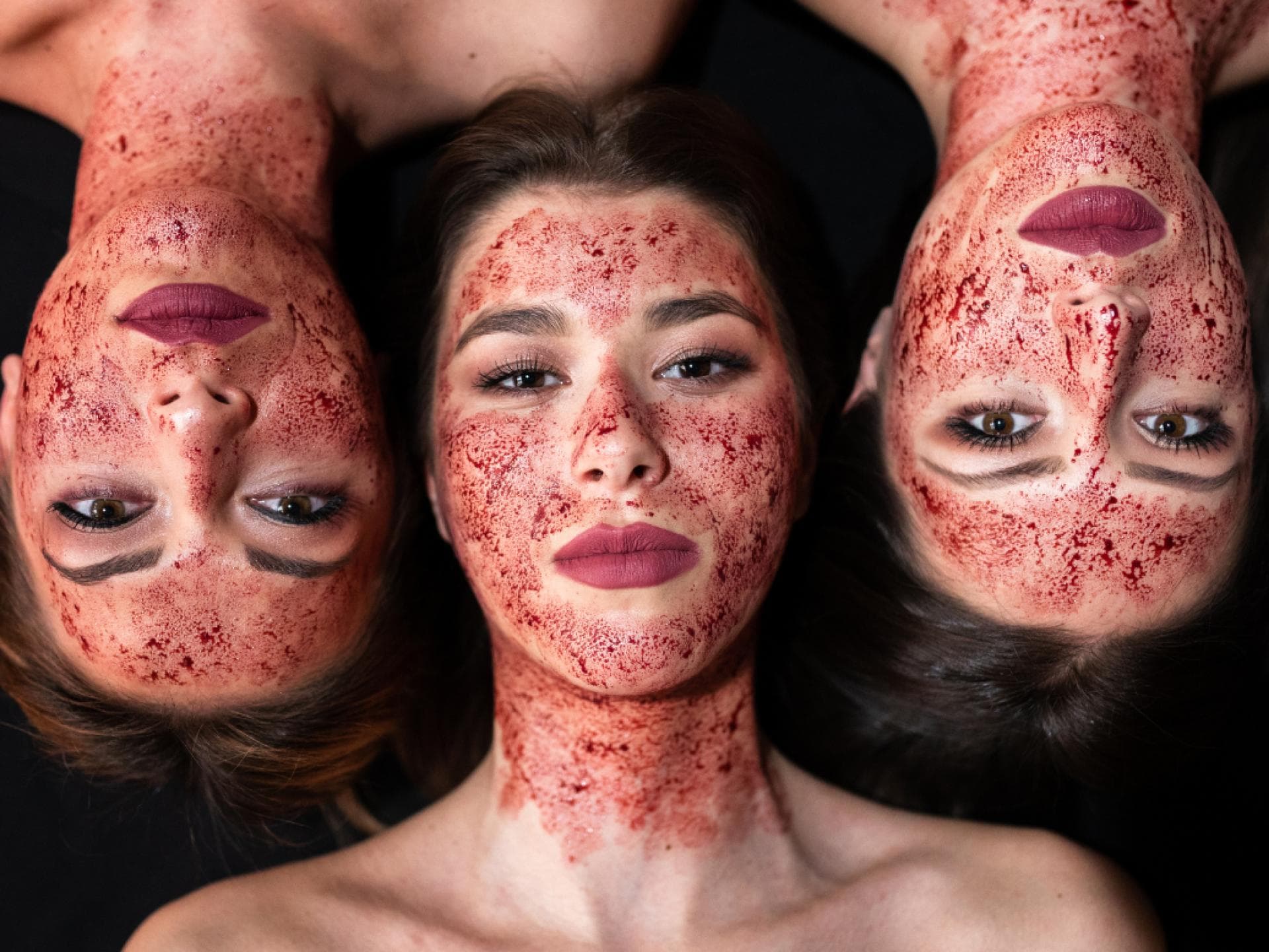 Drachenblut bei TikTok Frauen mit roter Farbe im Gesicht