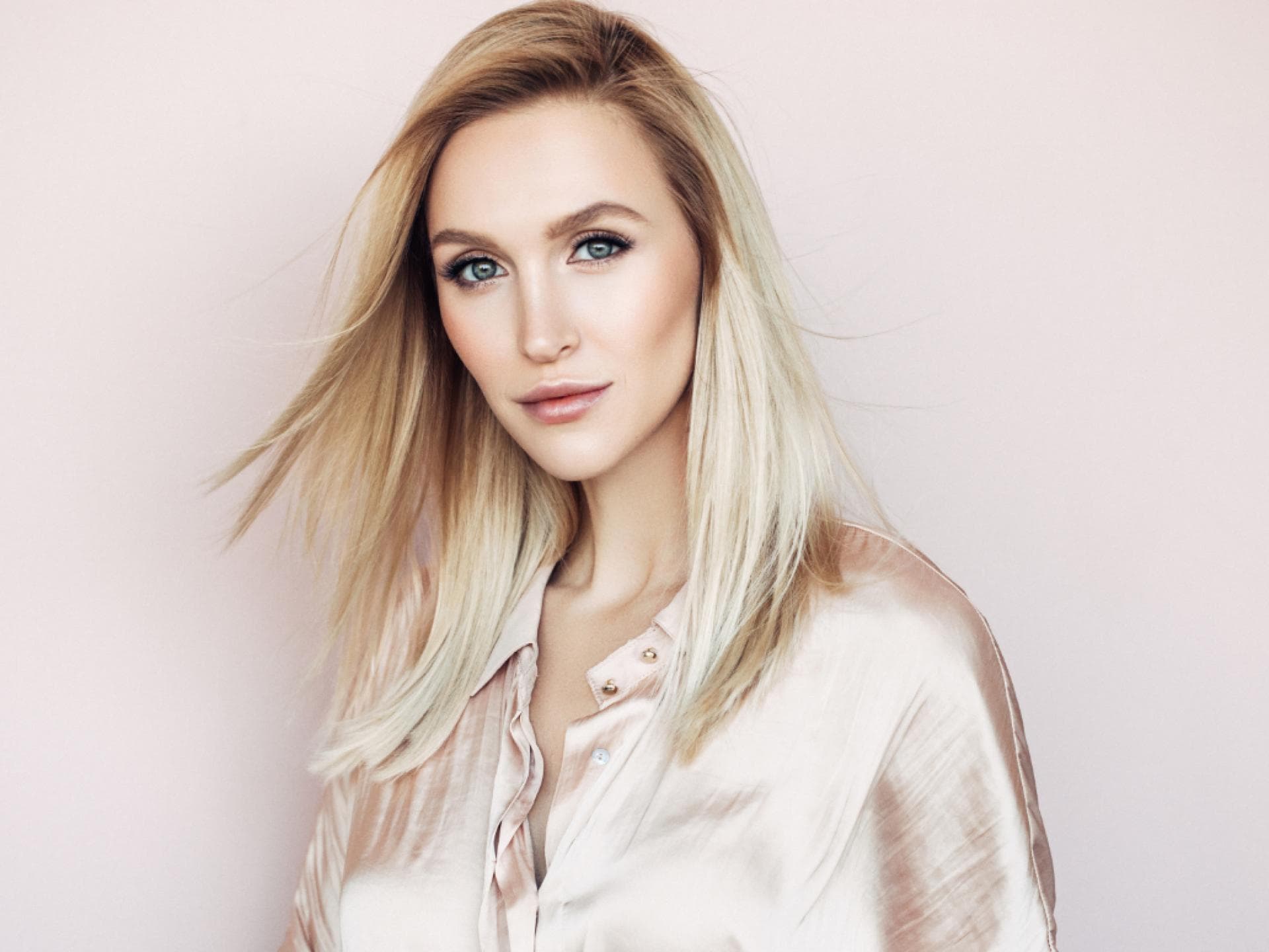 Glazes vanilla look rossmann Blonde Frau mit hellen Klamotten