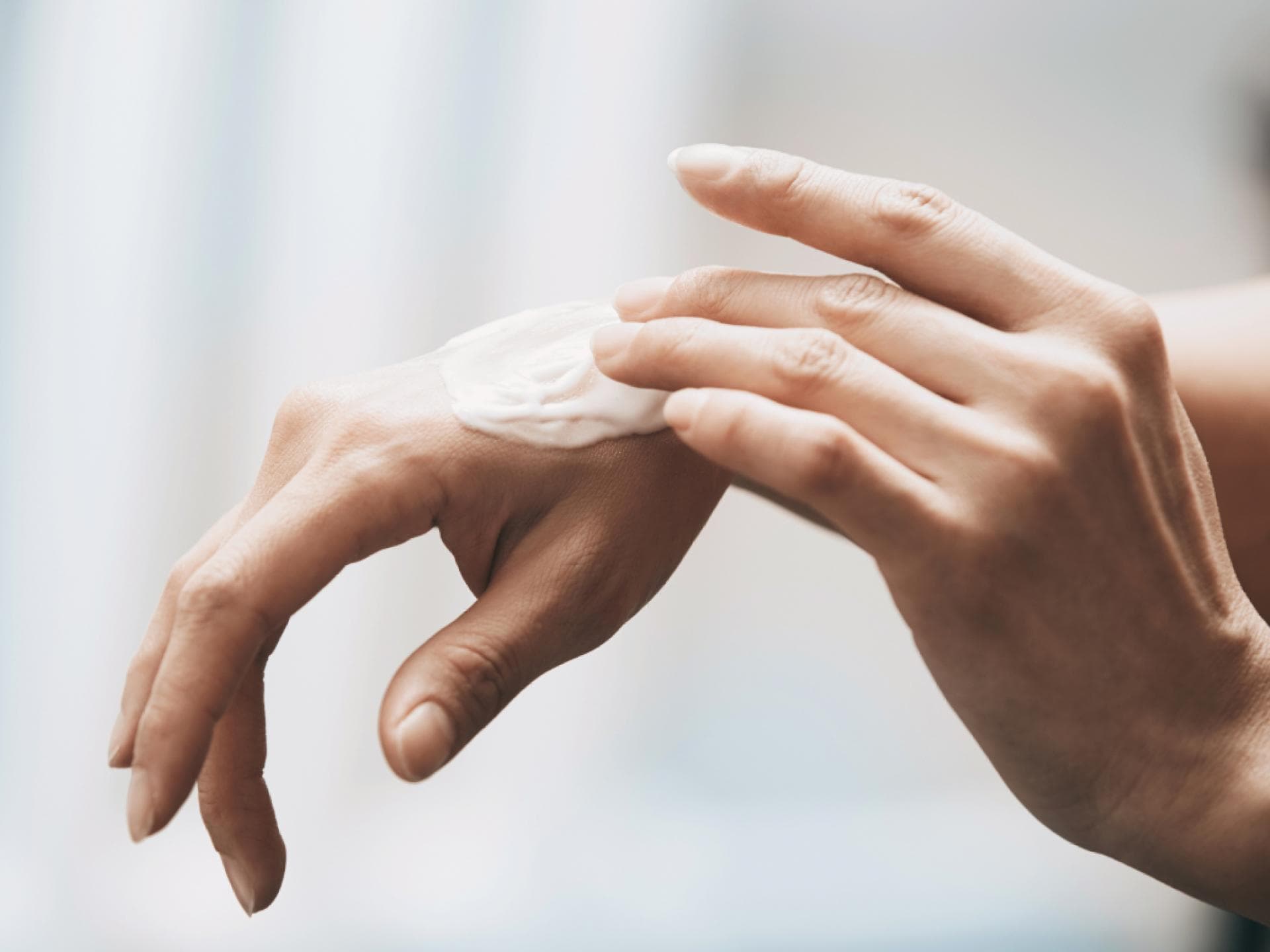 handcreme testsieger frau creme hände ein