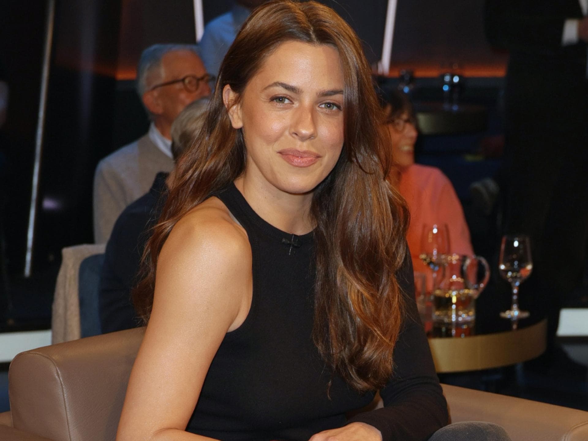 Vanessa Mai Glätteisen auf Ski-Piste Vanessa Mai lächelt