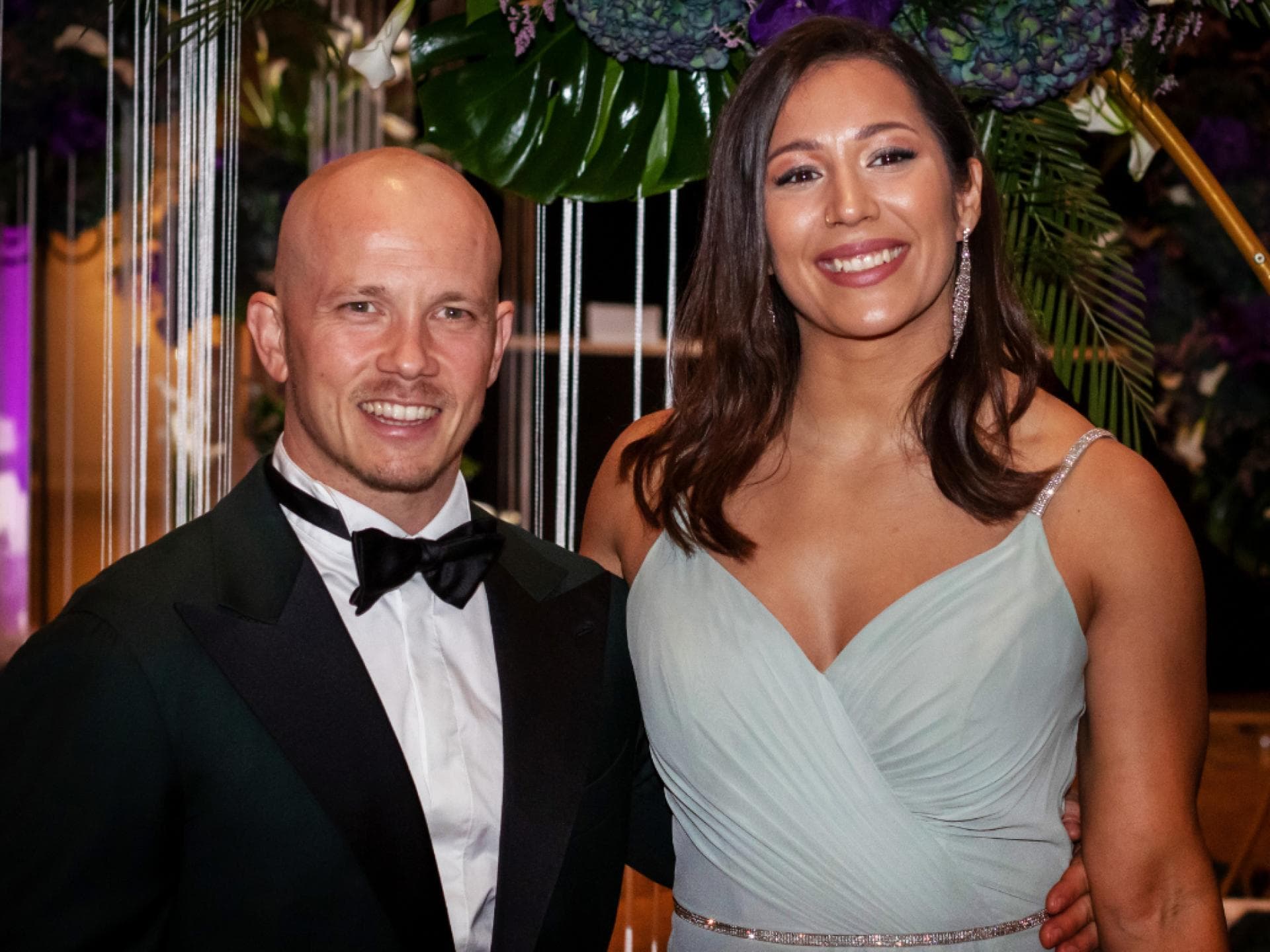 Fabian Hambüchen und Viktoria Diesterbeck posieren strahlend zusammen