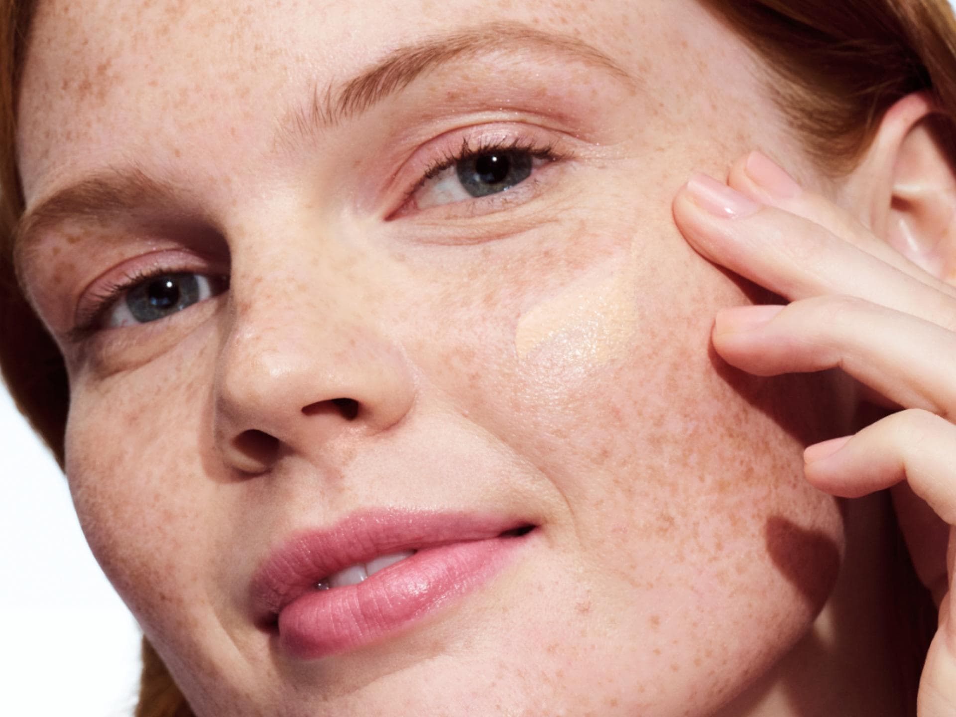 Foundation mit Vitamin C Frau trägt Make-up auf