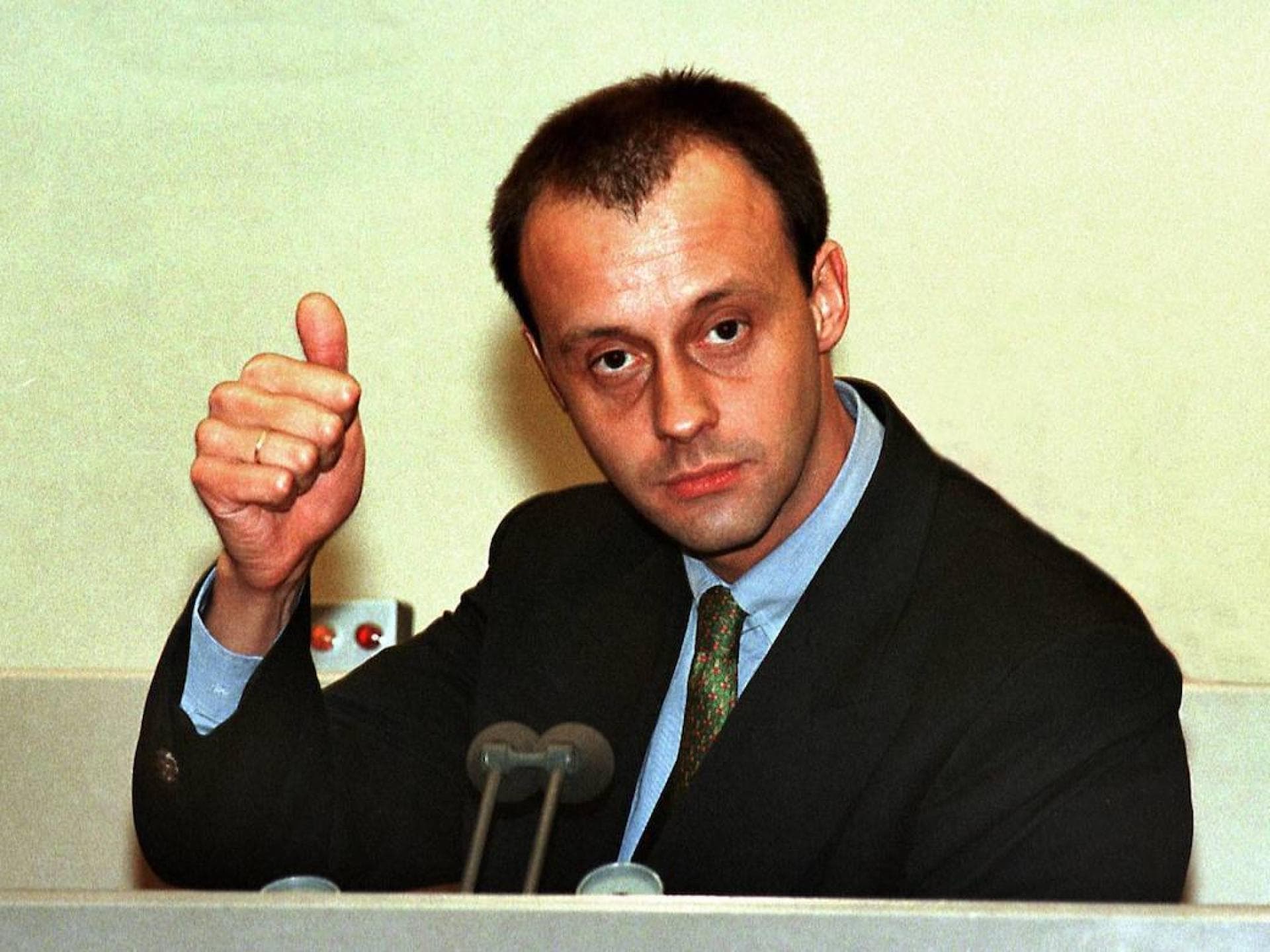Friedrich Merz gibt einen Daumen hoch 1999