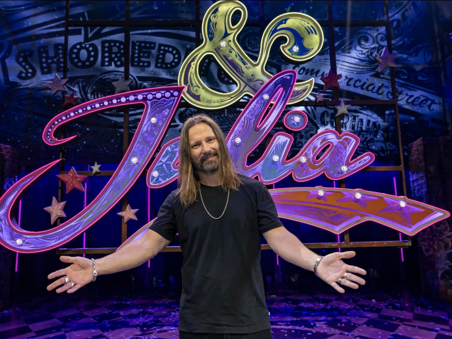 Max Martin bei der Musical-Premiere von "& Julia" in Hamburg mit offenen Armen
