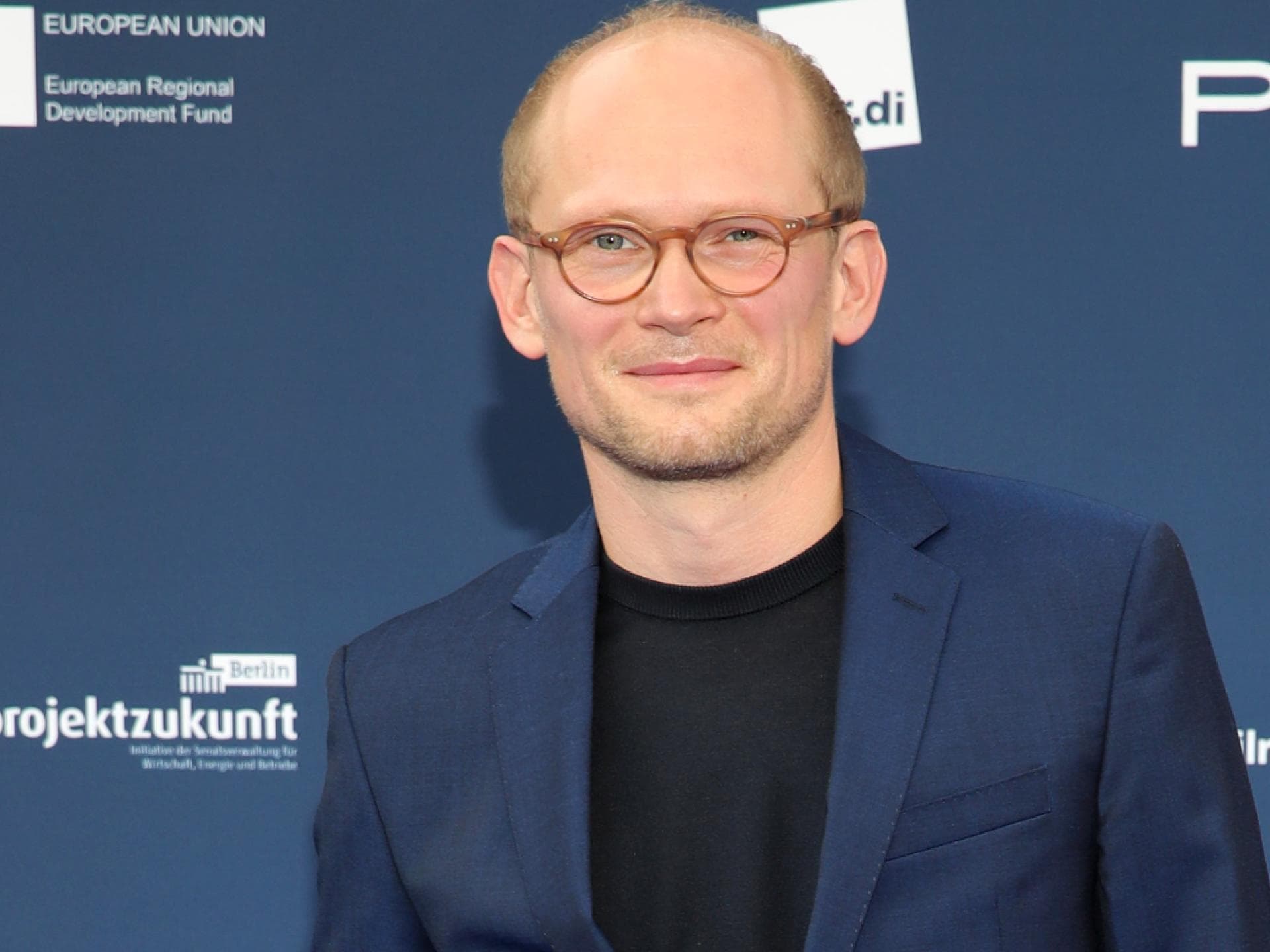 Bernhard Conrad lächelt und trägt eine Brille