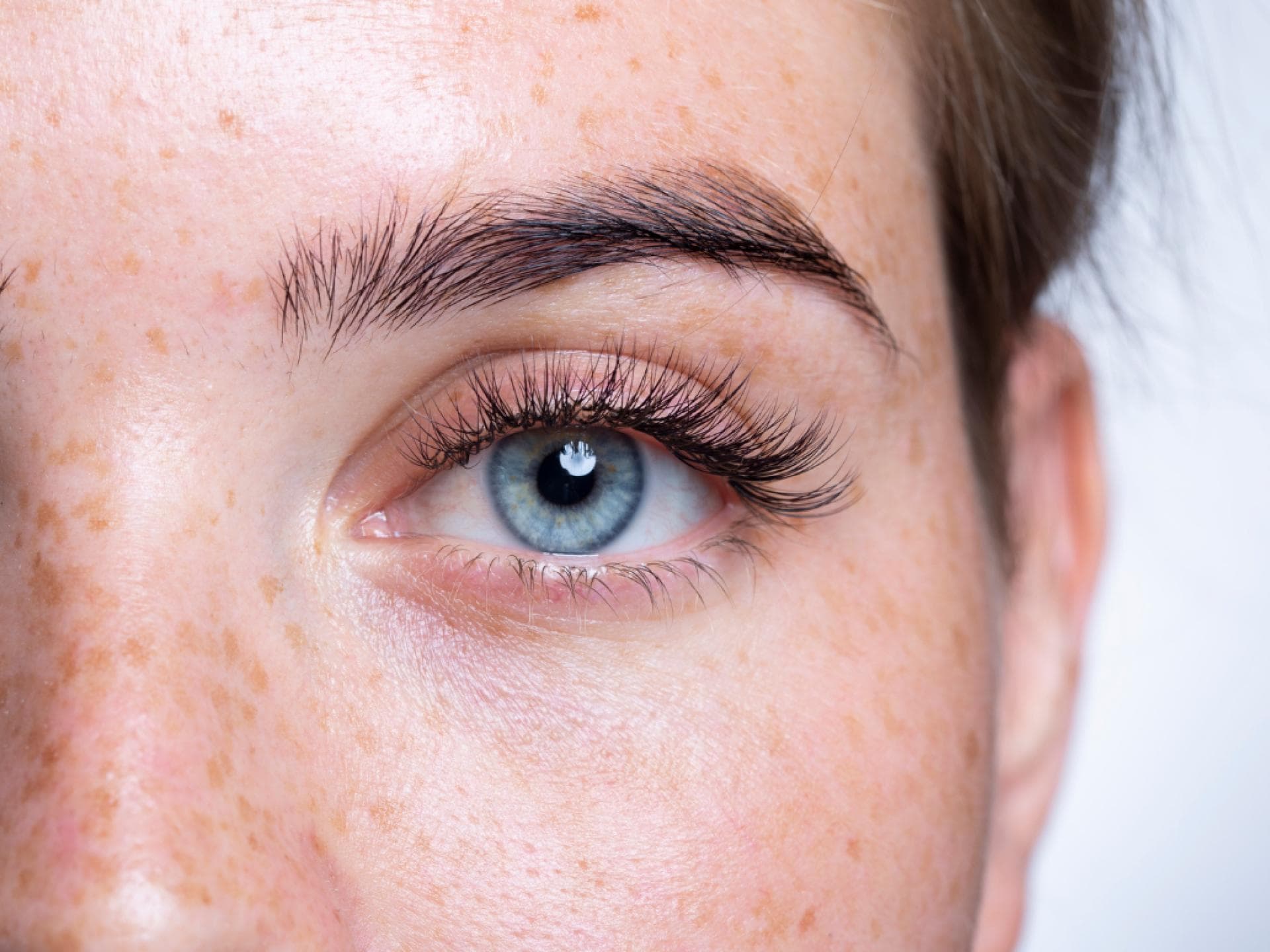 lange wimpern wimpernserum Frau mit blauen Augen und langen wimpern