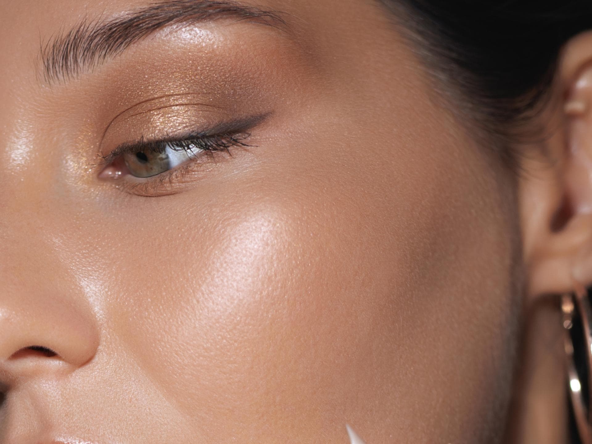Frau Highlighter Frau mit glänzenden Wangen