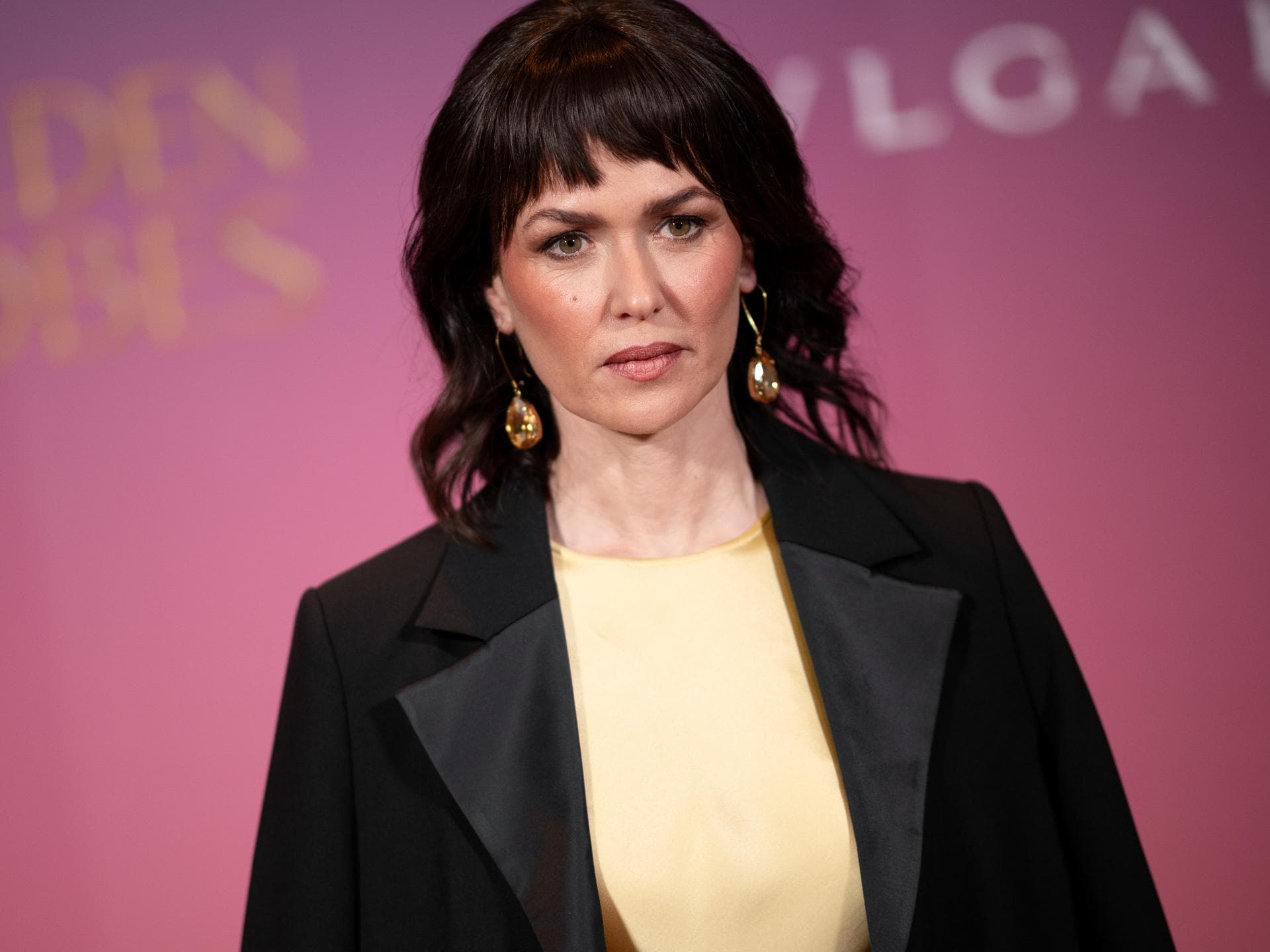 Melika Foroutan guckt ernst