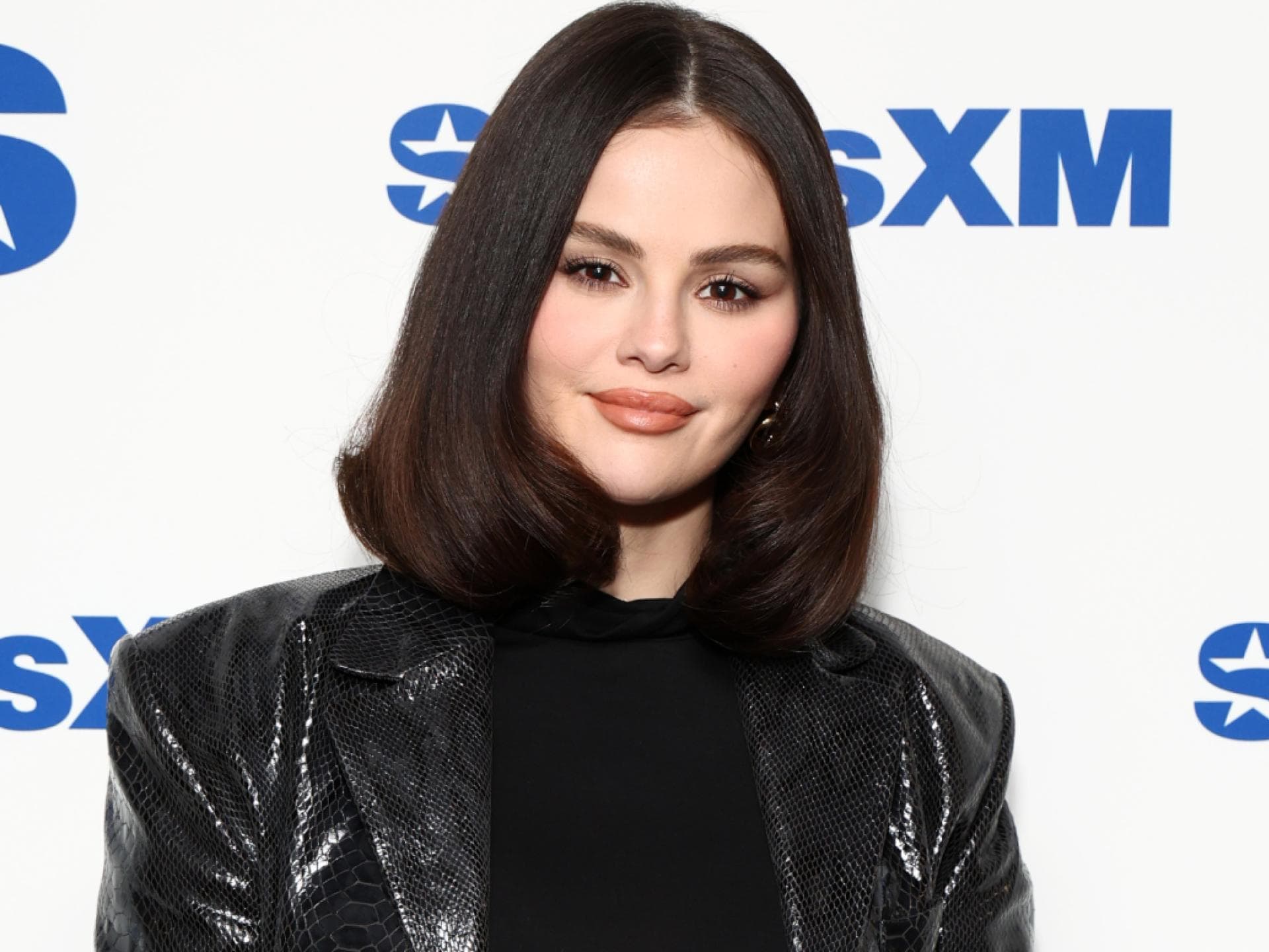 Selena Gomez Rouge Selena Gomez vor weißer Wand mit Schrift