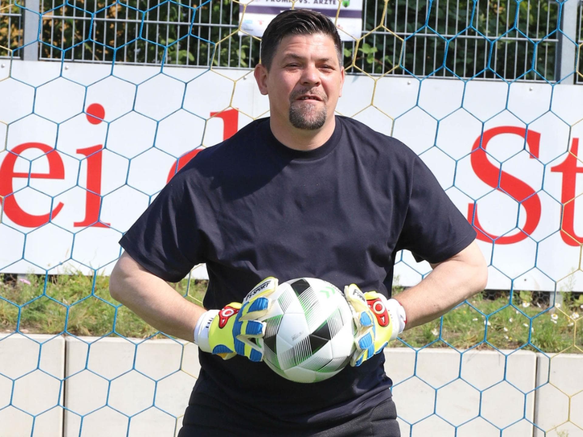 Tim Mälzer auf Fußballplatz