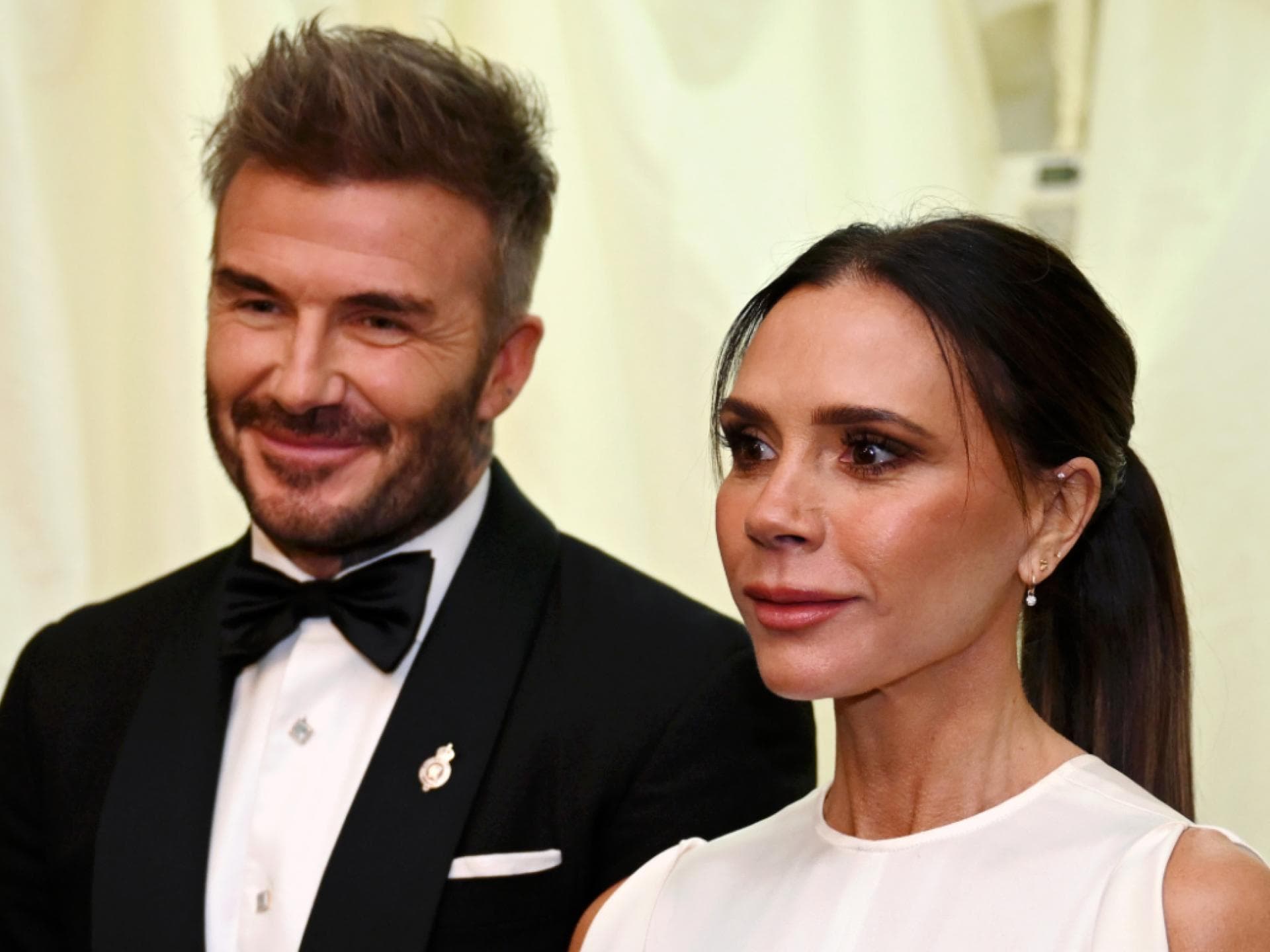 David Beckham lacht verkrampft, Victoria Beckham angespanntes lachen