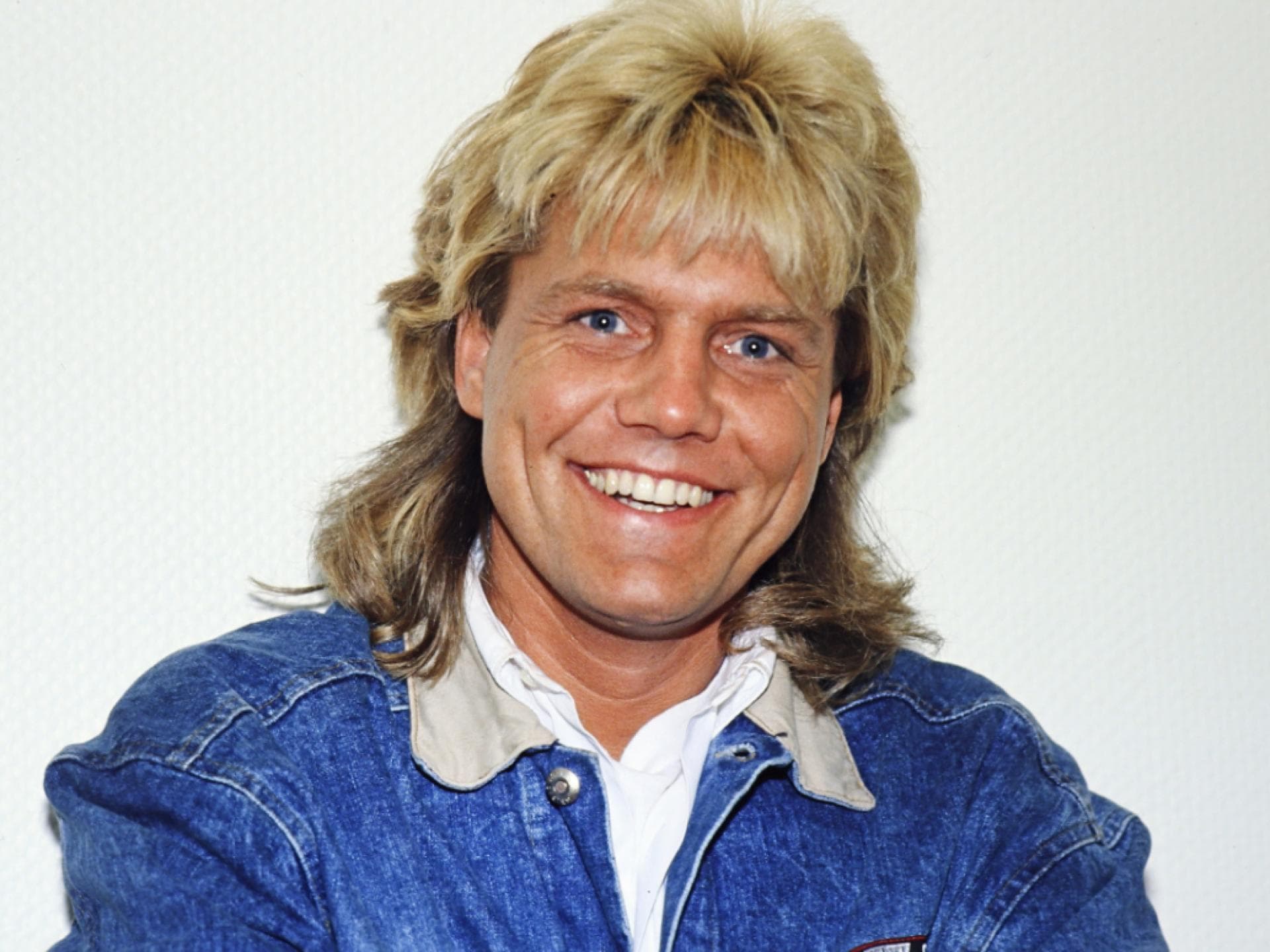 Dieter Bohlen lächelt vor weißer Wand