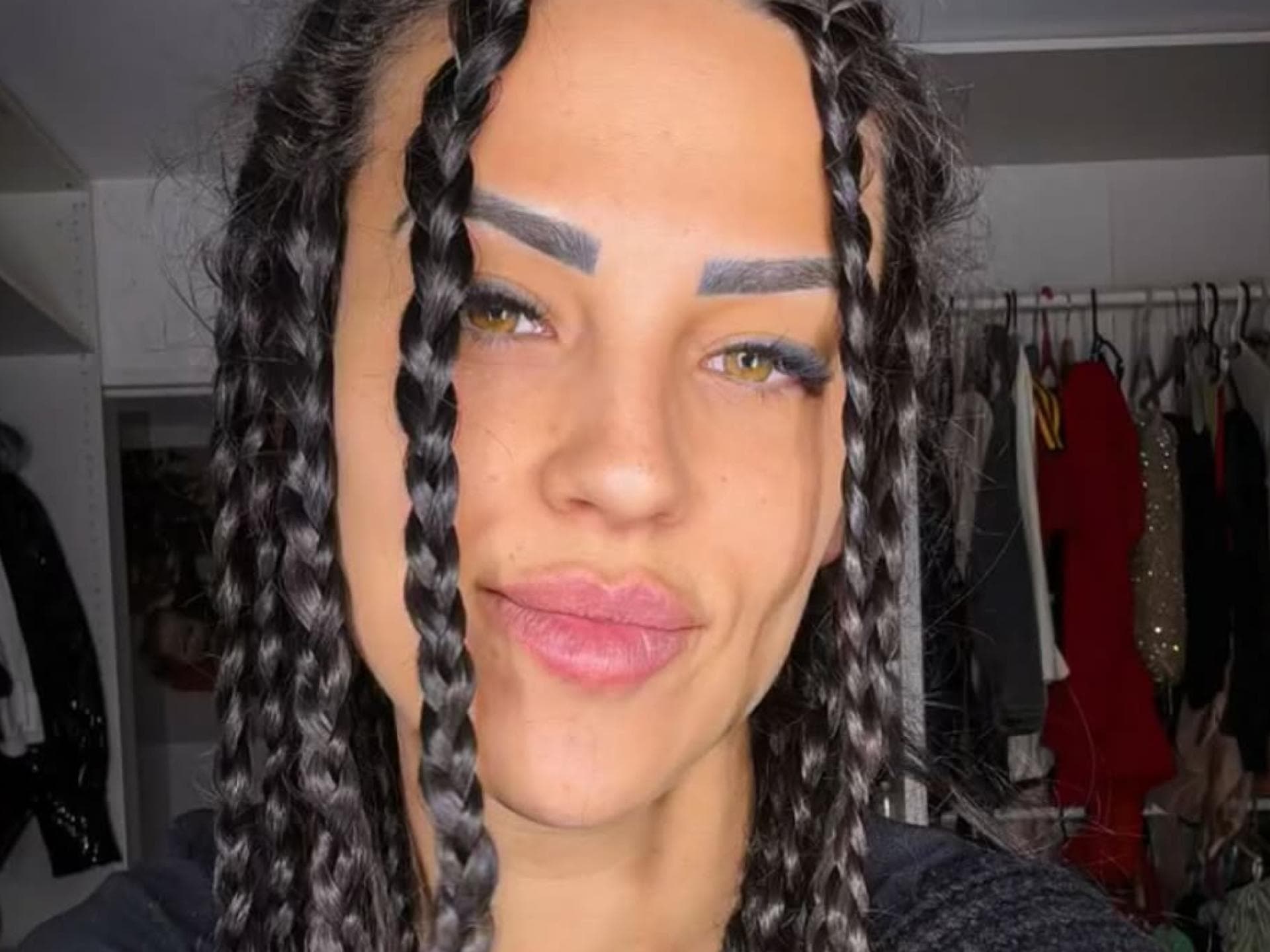 Elena Miras mit mehreren geflochtenen Zöpfen