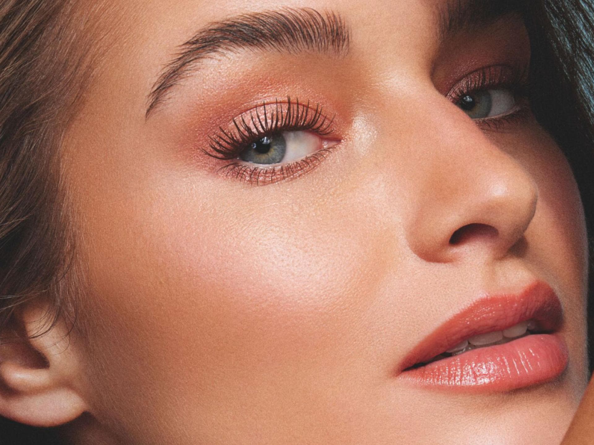 Tubing-Mascara Frau mit langen Wimpern
