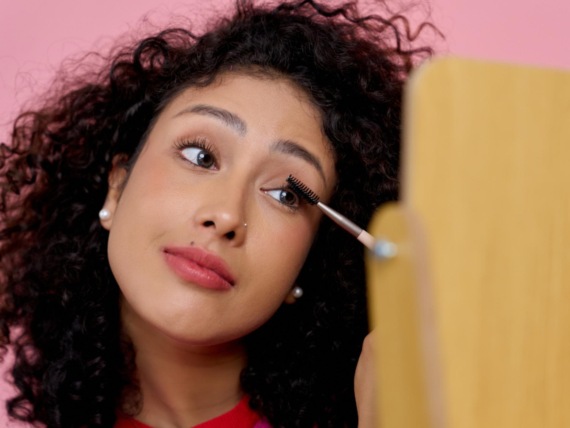 Mascara für Volumen Frau malt Wimpern an
