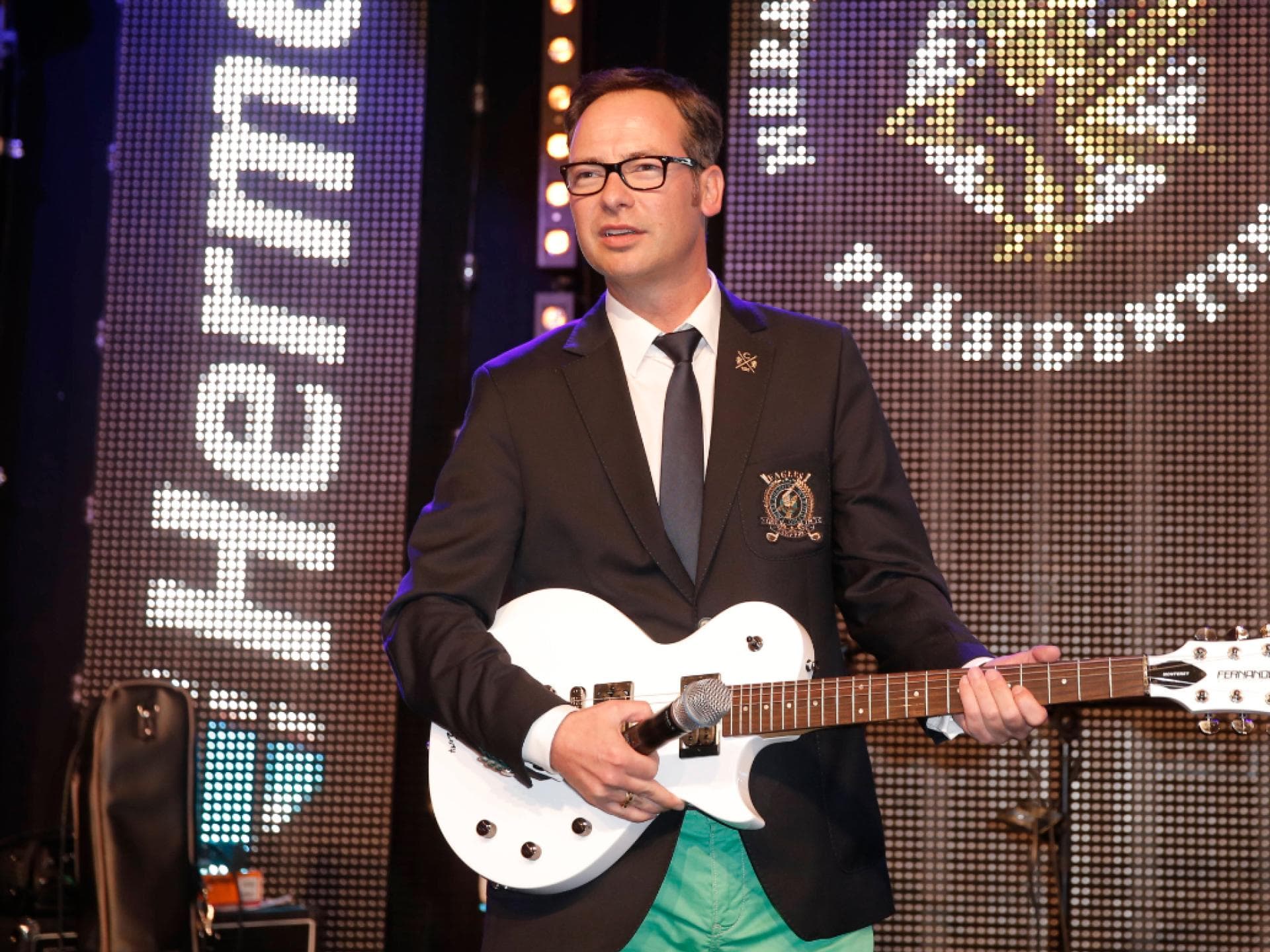 Matthias Opdenhövel spielt Gitarre