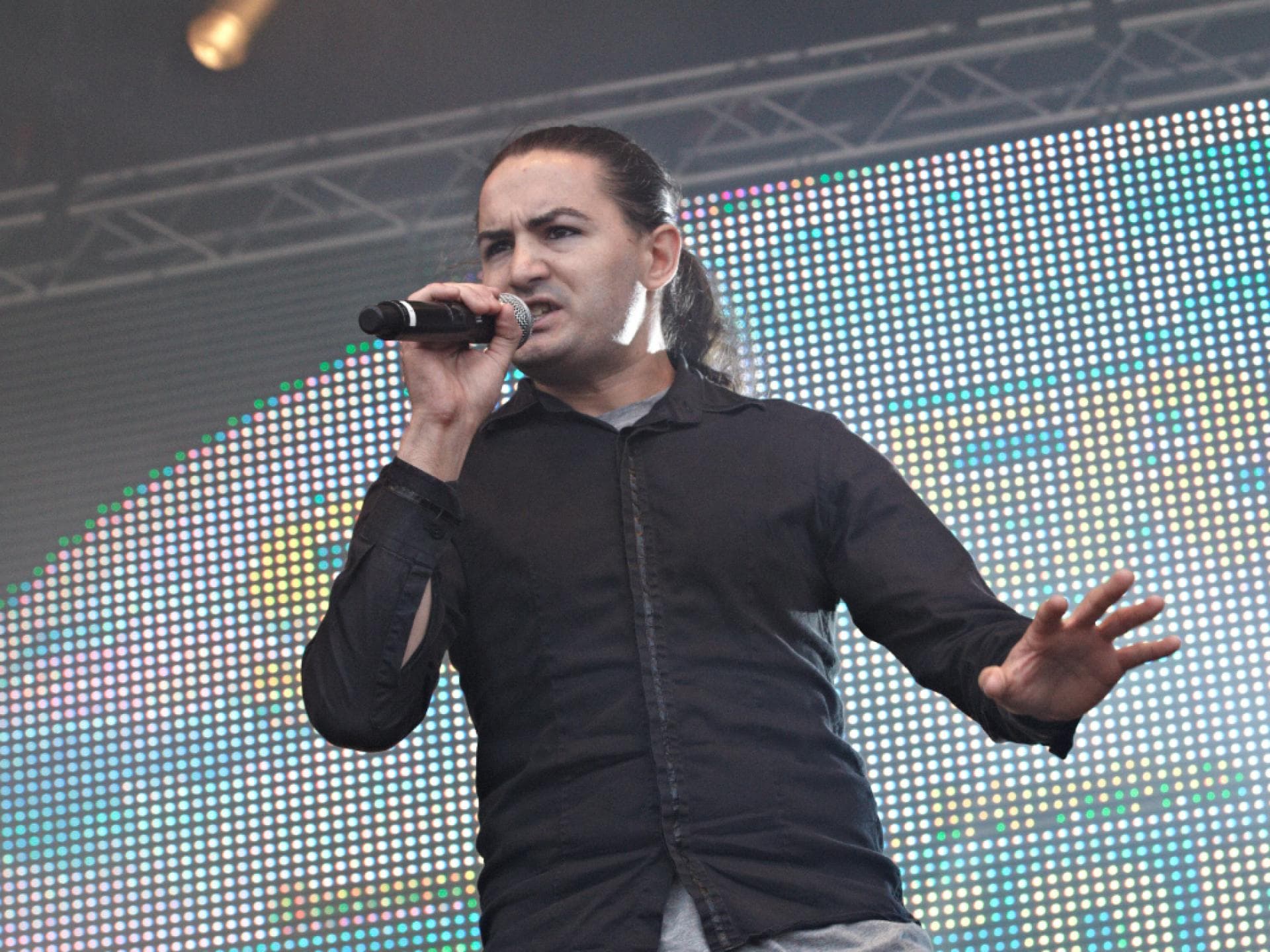 Menderes bei einem Auftritt 2012