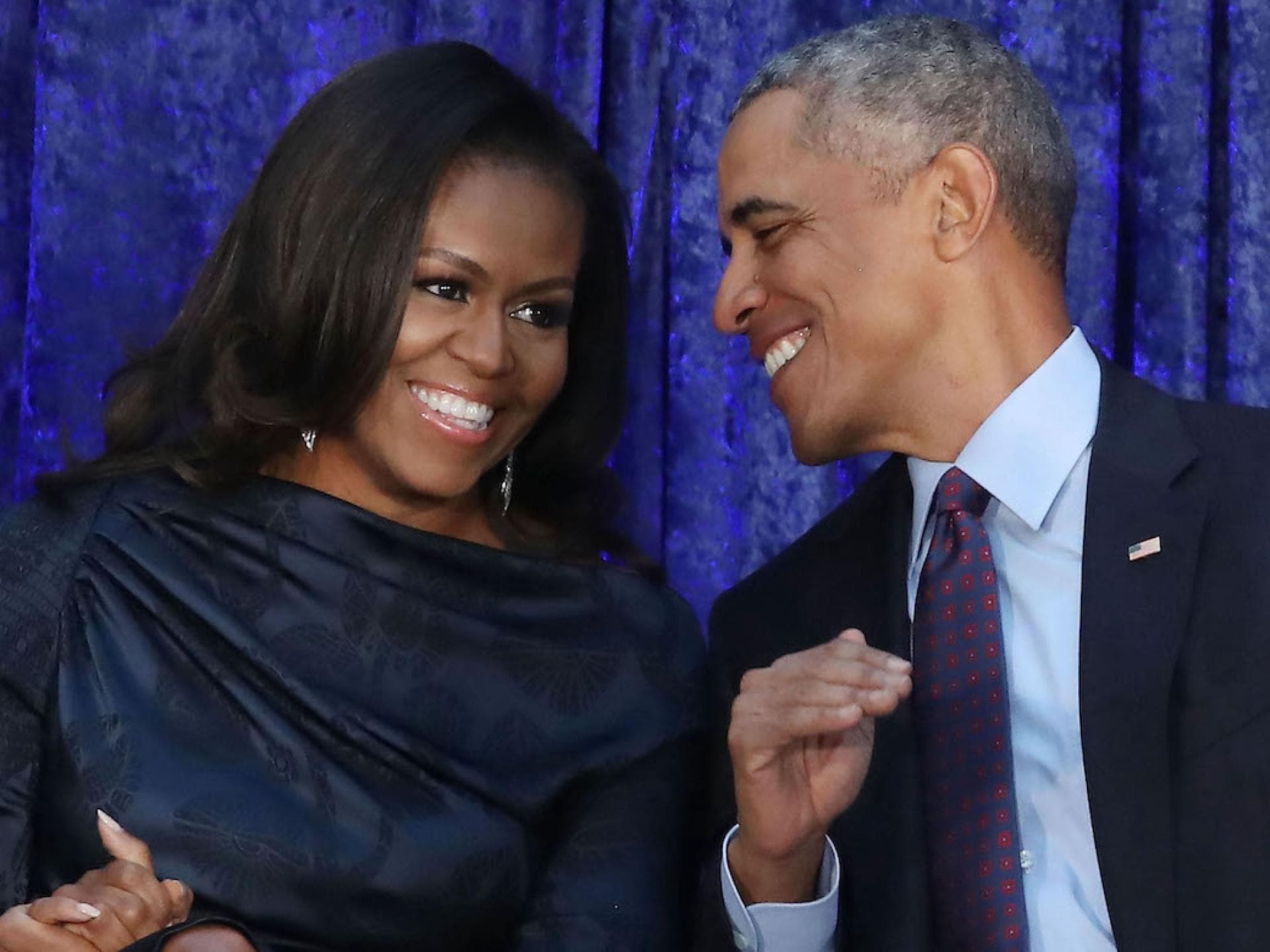 Michelle und Barack Obama lachen sich an