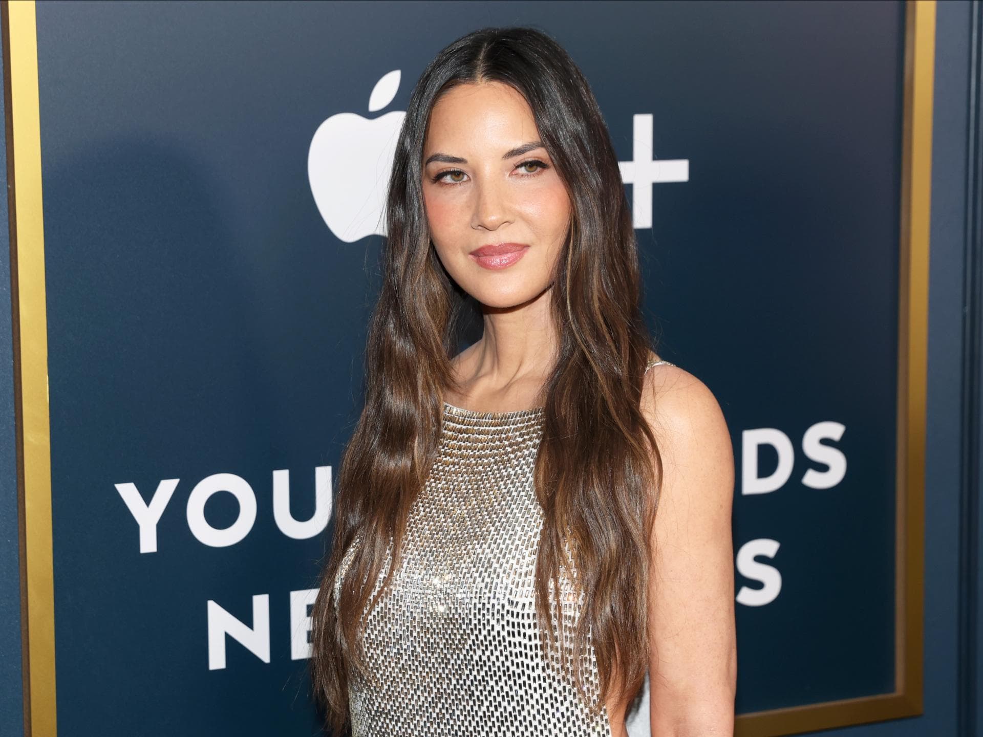 Olivia Munn schaut ernst