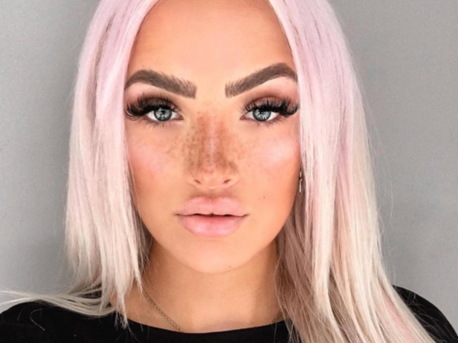 Paulina Ljubas mit rosafarbenen Haaren