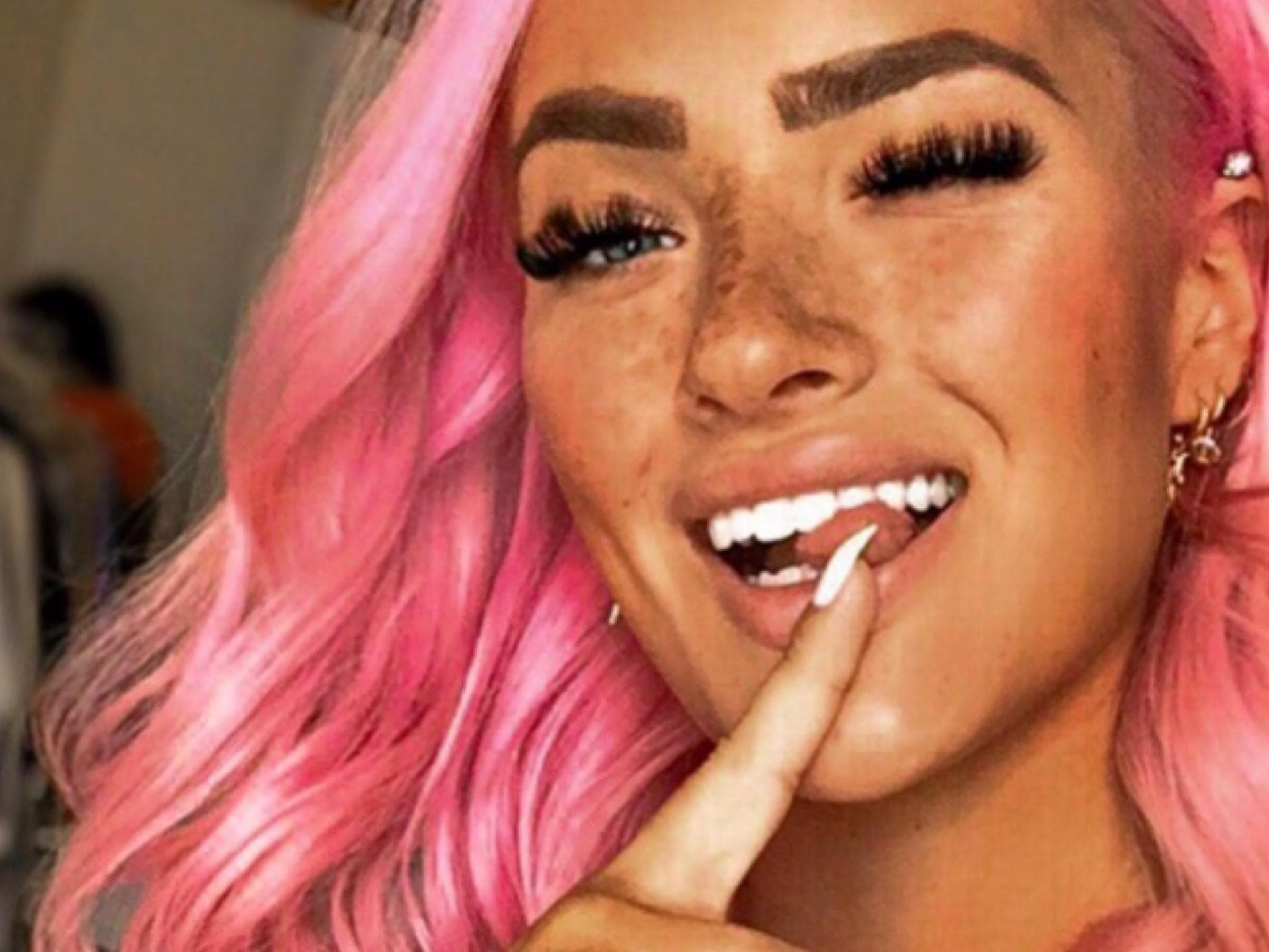 Paulina Ljubas mit pinken Haaren